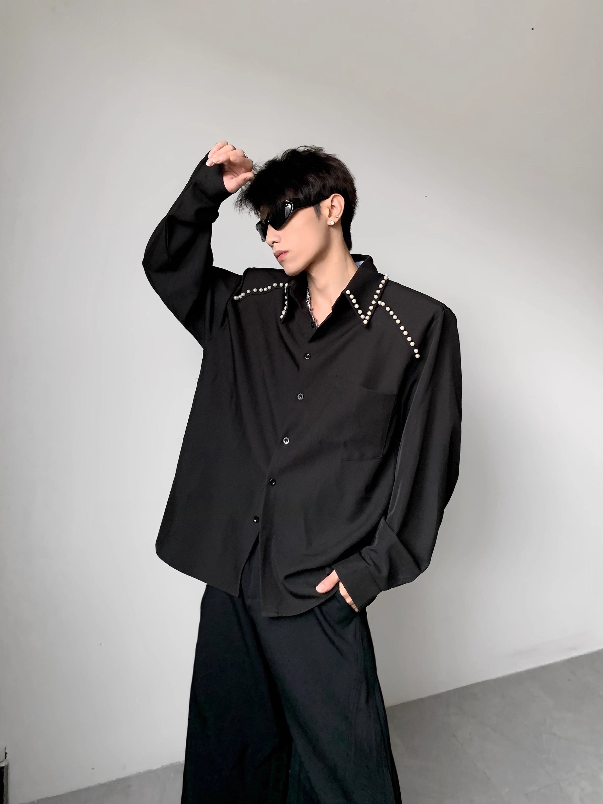 가볍고 고급스러운 진주 장식 디자인의 어깨 패드가 돋보이는 남성용 가을 고급 긴팔 셔츠