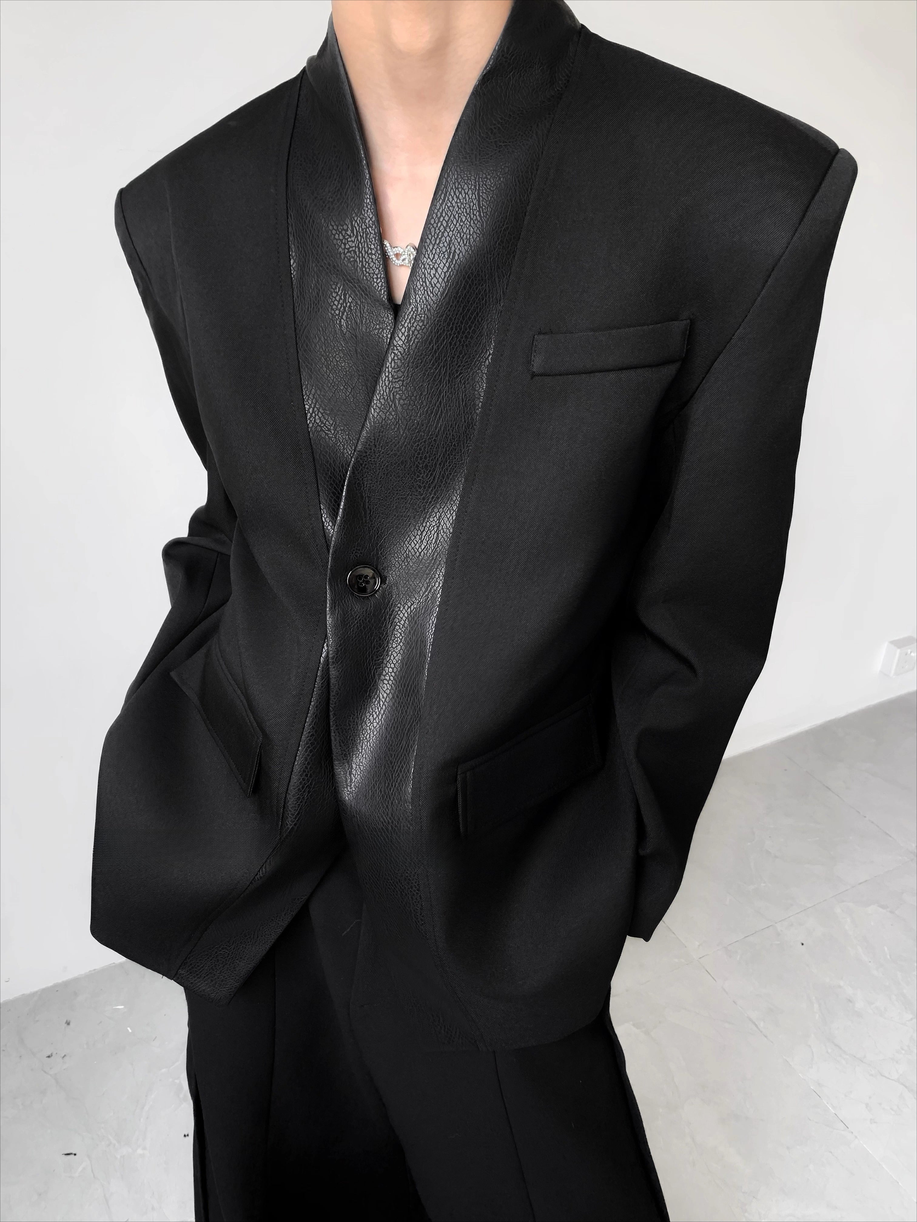 Light luxury leather design sense of extravagance v-neck shoulder padded blazer men's autumn high-end silhouette suit