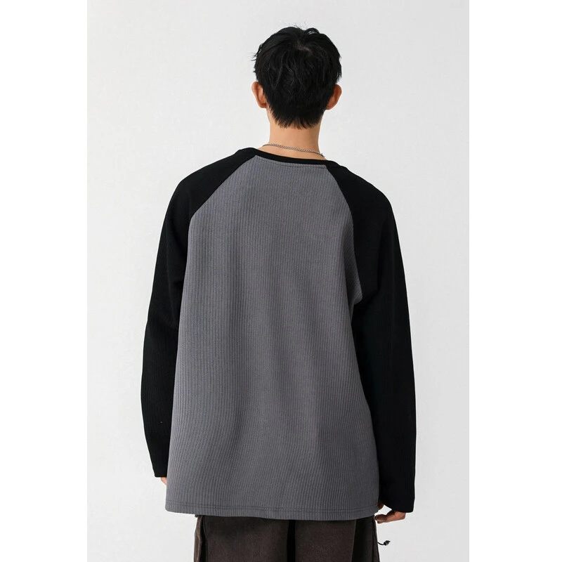 대조적인 색상과 질감의 조화가 돋보이는 라운드넥 슬림 스웨터 SIN0988