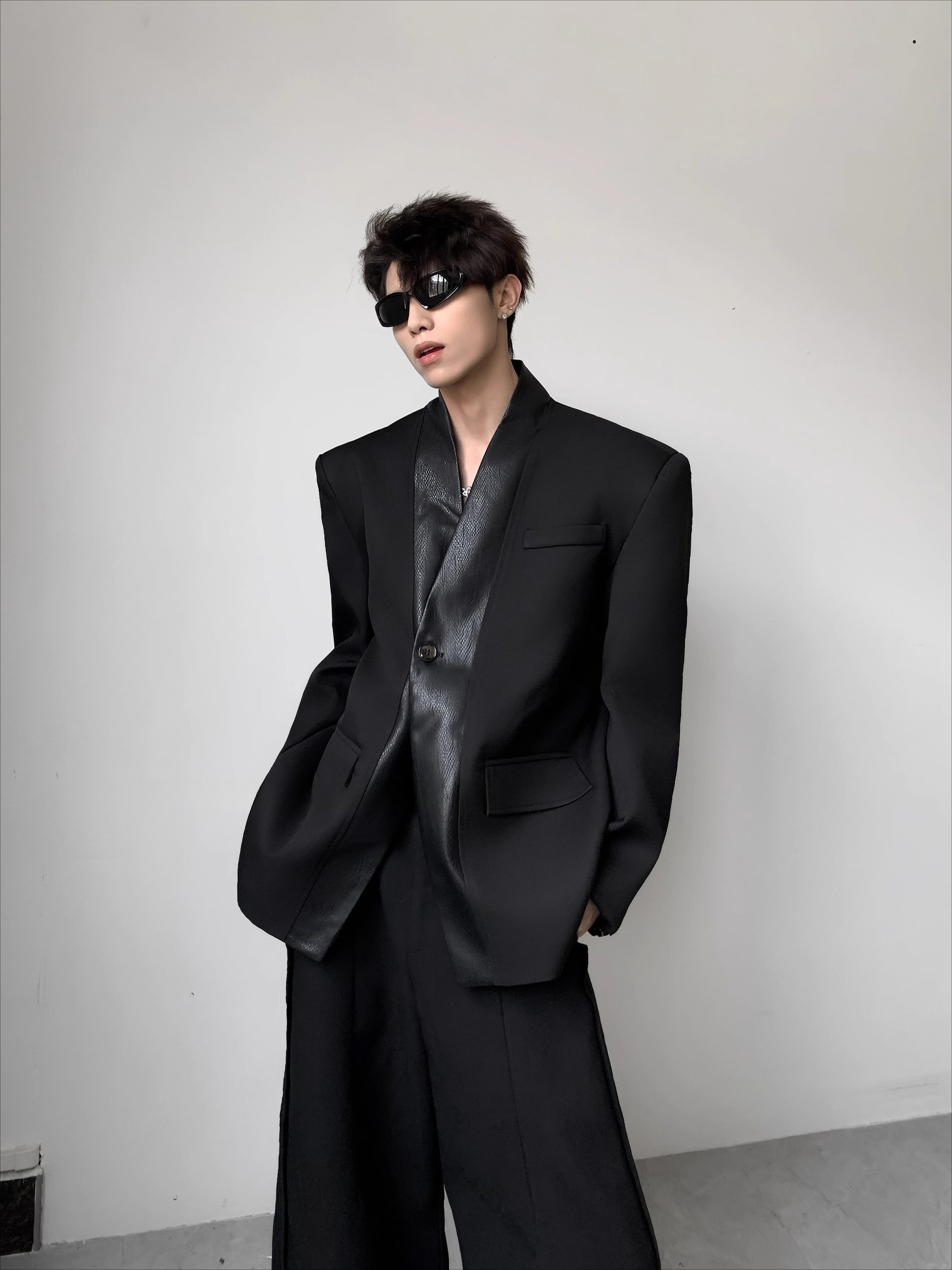 가볍고 고급스러운 가죽 소재에 브이넥과 어깨 패드가 더해진 남성용 가을 하이엔드 실루엣 블레이저입니다.