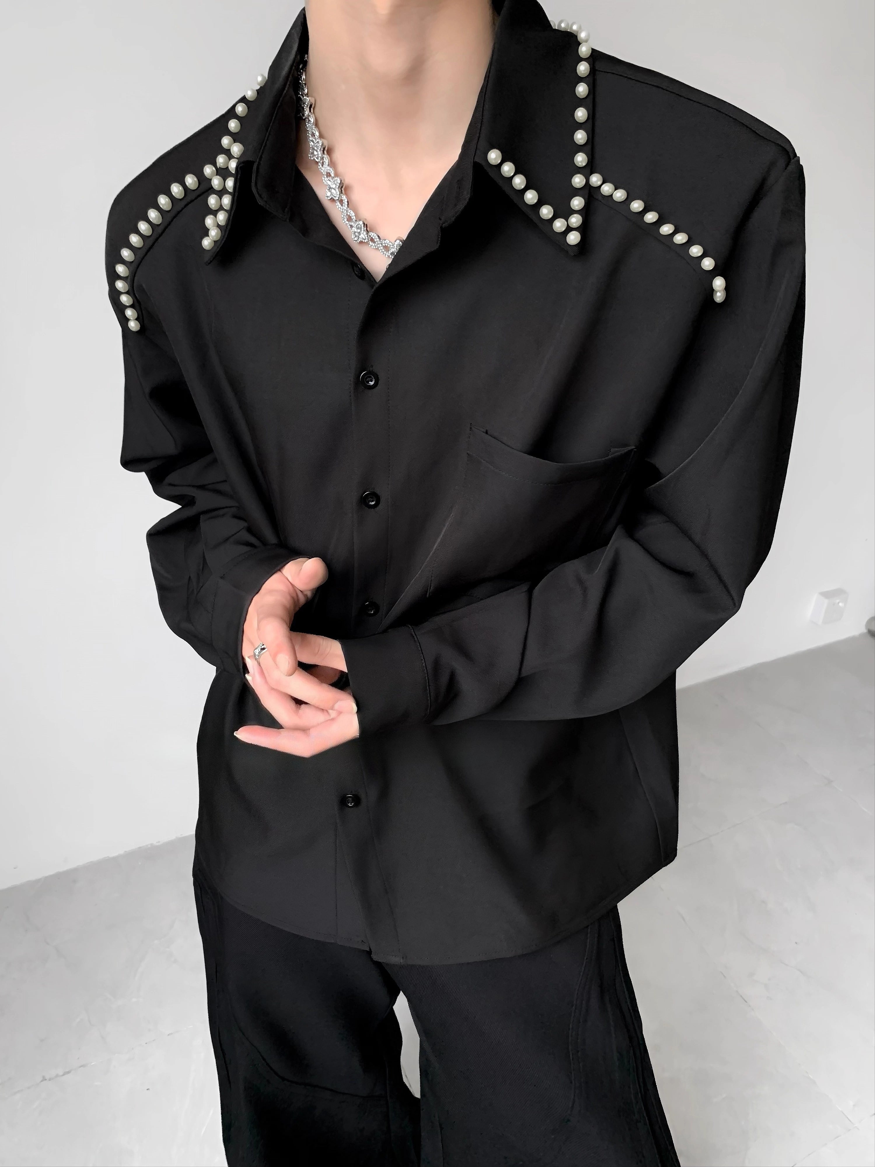 가볍고 고급스러운 진주 장식 디자인의 어깨 패드가 돋보이는 남성용 가을 고급 긴팔 셔츠