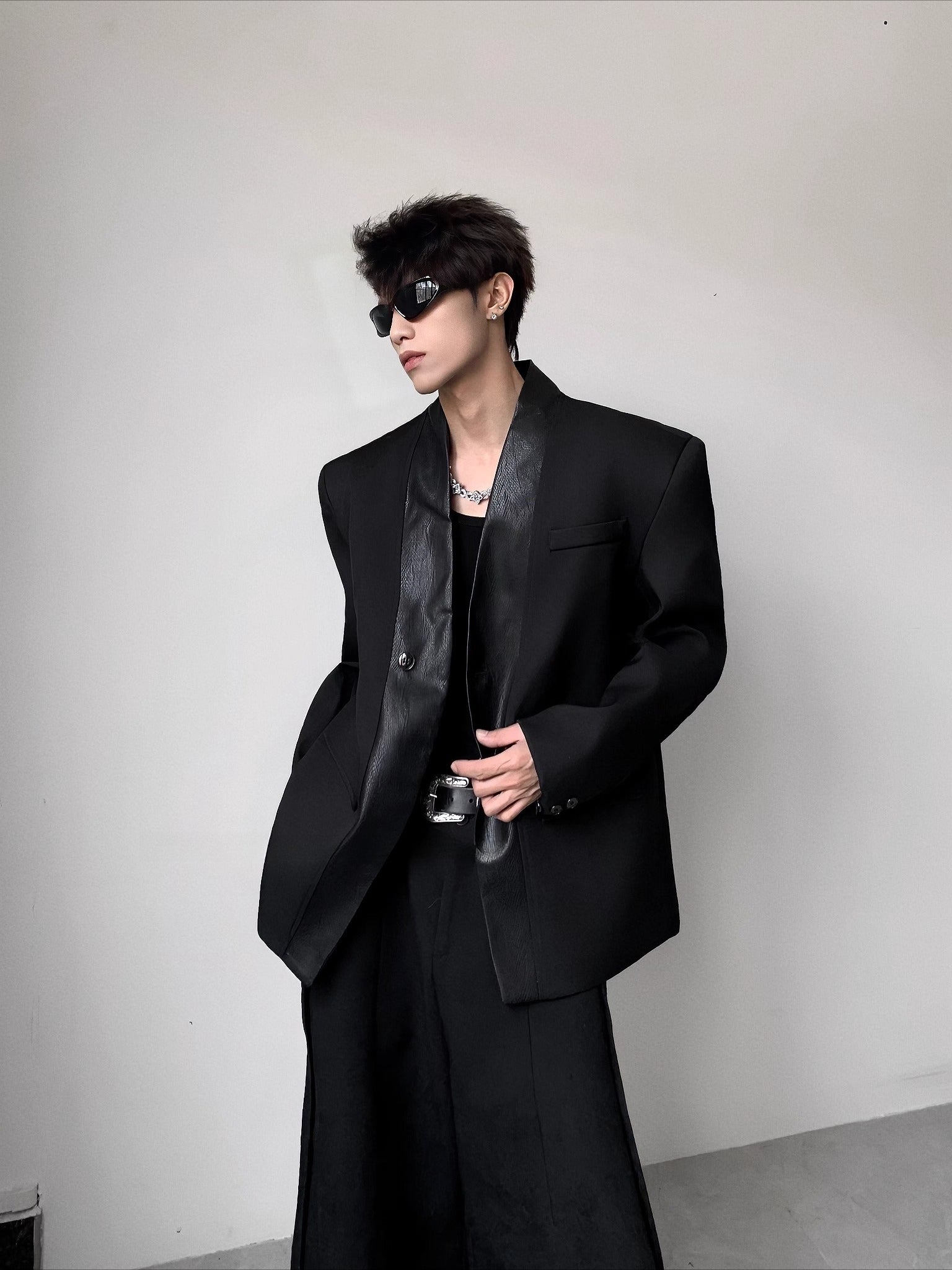 가볍고 고급스러운 가죽 소재에 브이넥과 어깨 패드가 더해진 남성용 가을 하이엔드 실루엣 블레이저입니다.