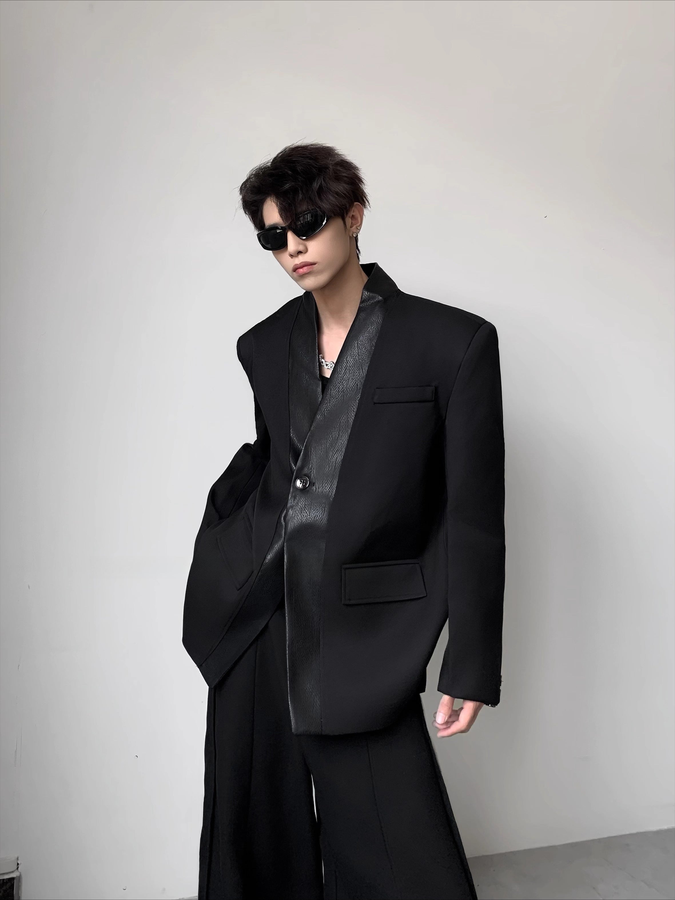 가볍고 고급스러운 가죽 소재에 브이넥과 어깨 패드가 더해진 남성용 가을 하이엔드 실루엣 블레이저입니다.