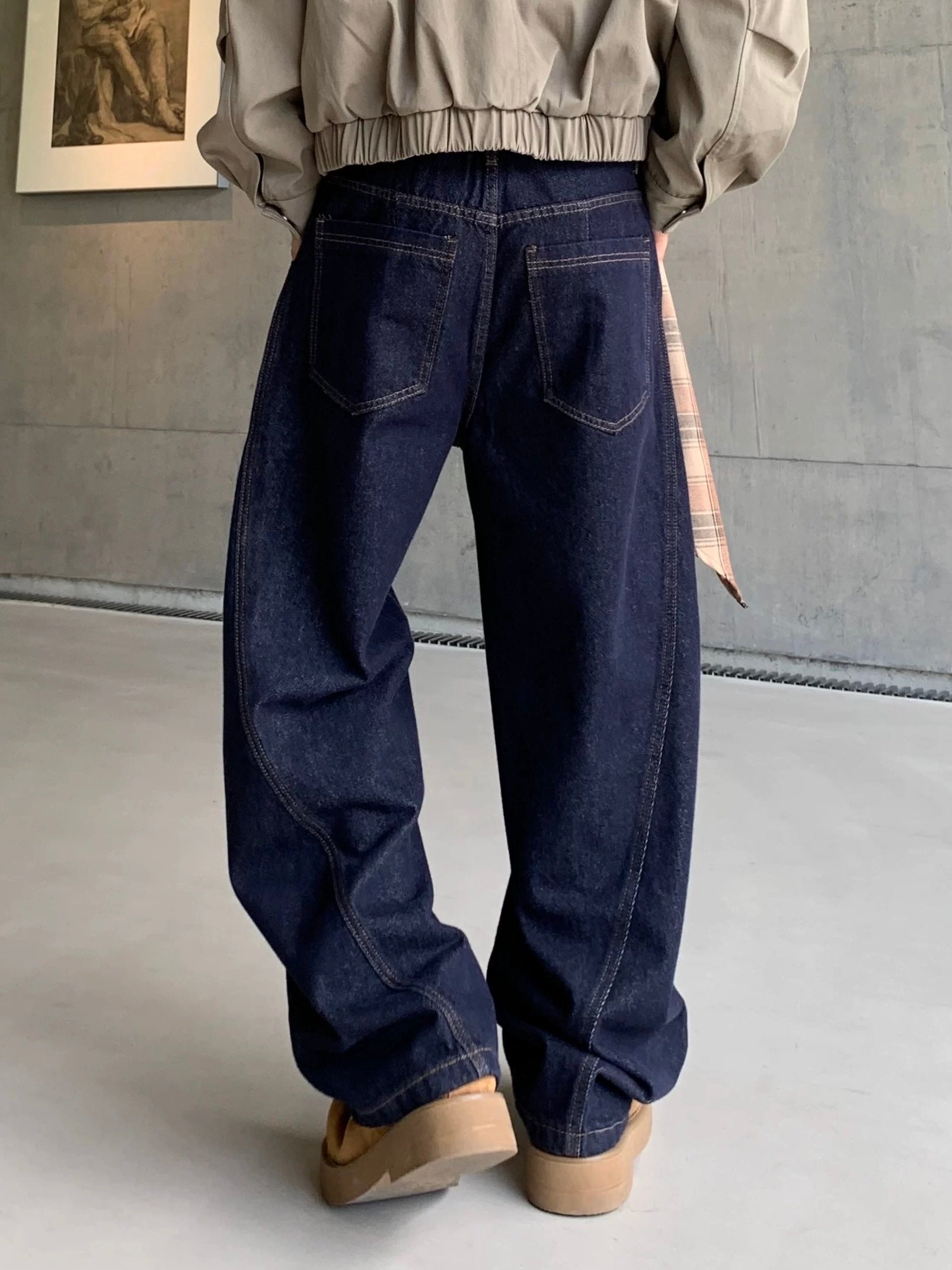 워싱 처리된 루즈핏 스트레이트 진 EHK6003