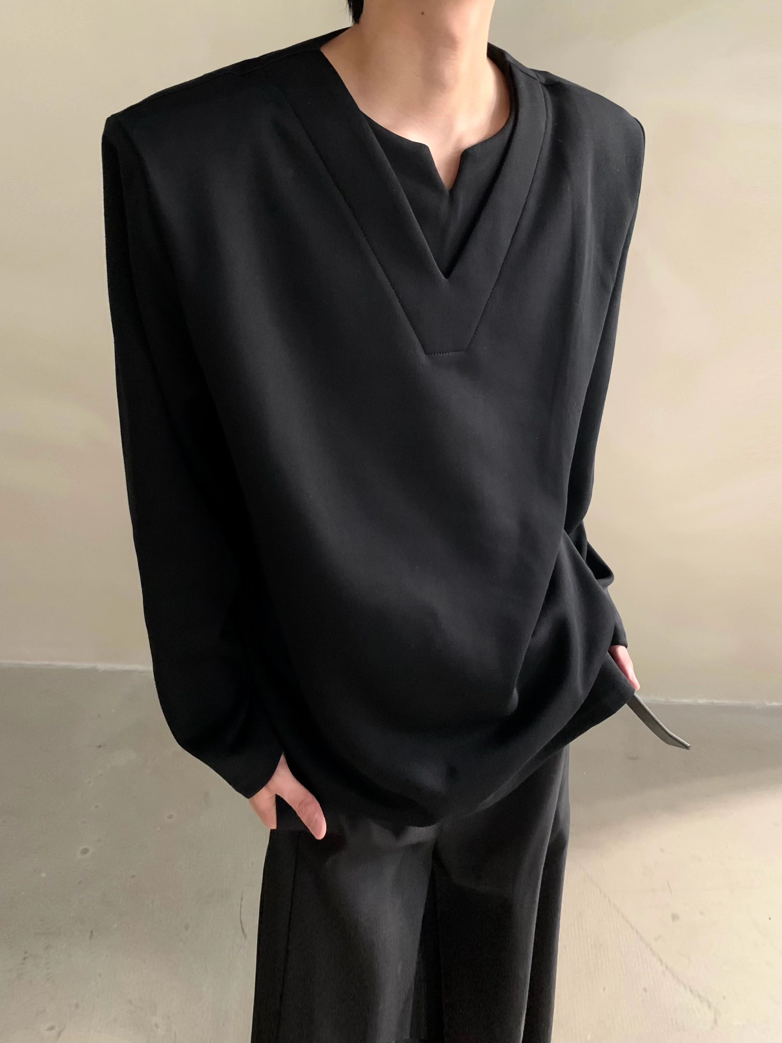 가을 고급 감성 니치 디자인 감각 브이넥 어깨 패드 긴팔 티셔츠, 남성용 활용도 높은 루즈핏