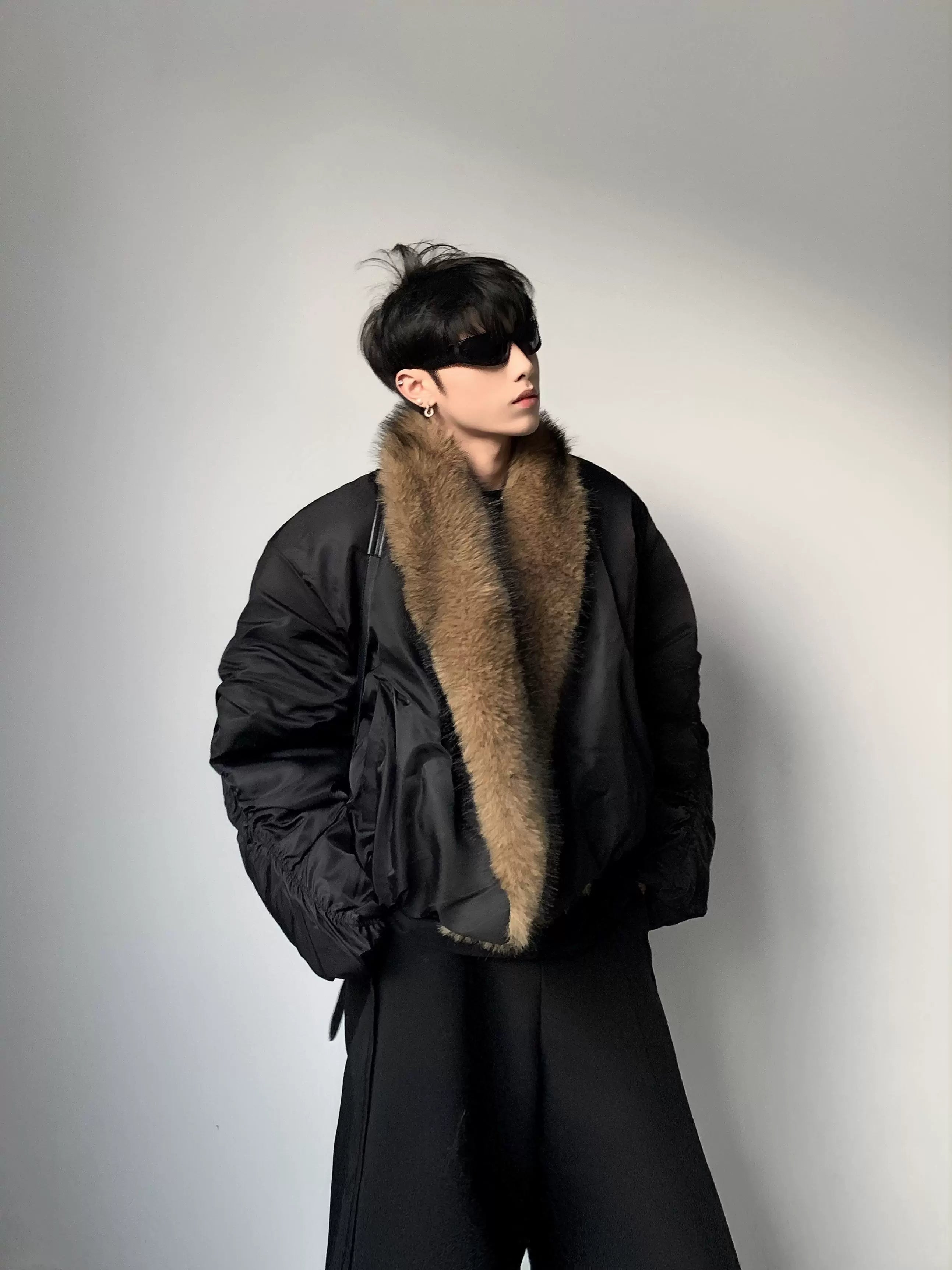 고급스러운 느낌의 풍성한 퍼 칼라가 돋보이는 남성용 겨울 산악 조각 재킷, 세련된 디자인 감각의 깔끔한 핏, 면 소재의 트렌디한 의류