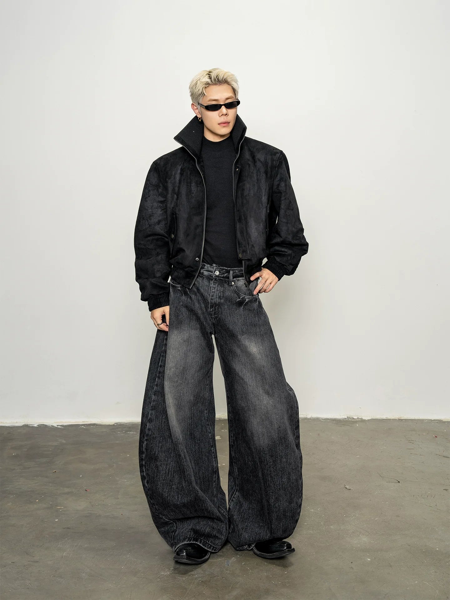 고급스러운 질감의 스웨이드 소재에 실로 짜인 터틀넥 반팔 재킷, 가을 실루엣의 어깨 패드 루즈핏 코트