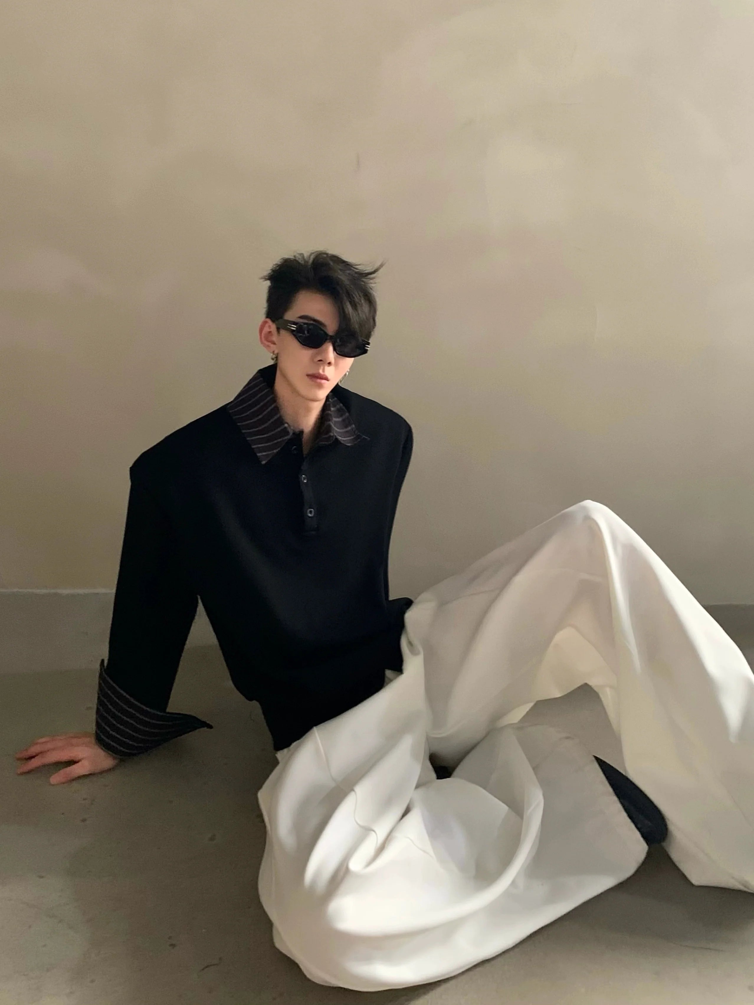 니치한 고급스러움과 고급스러운 느낌을 주는 투피스 스플라이싱 디자인의 러프한 훈남 캐주얼 폴로 셔츠, 남성 트렌드