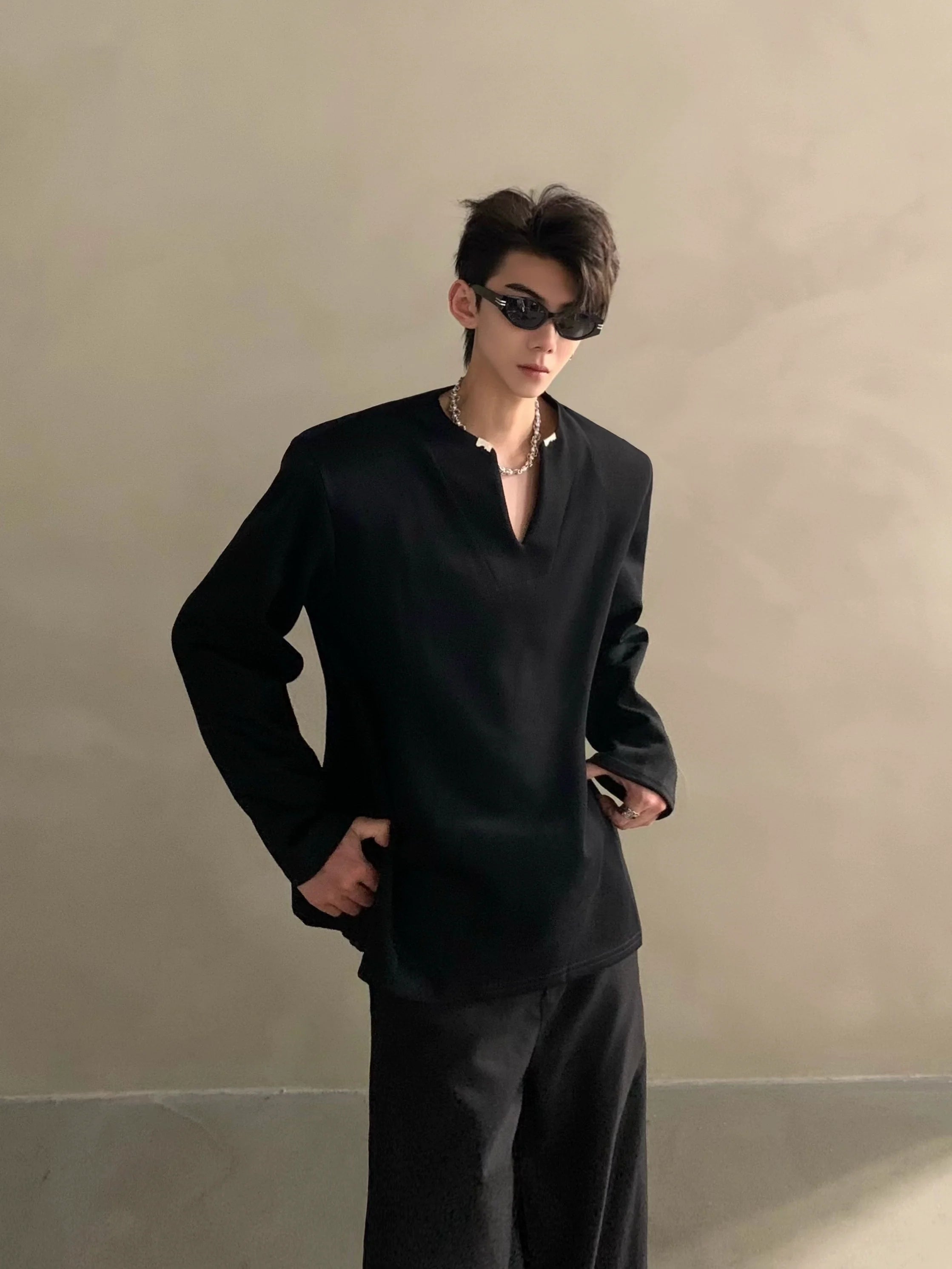 가을 고급 브이넥 금속 장식 어깨 패드 긴팔 티셔츠, 남성용 멋쟁이 루즈핏 상의