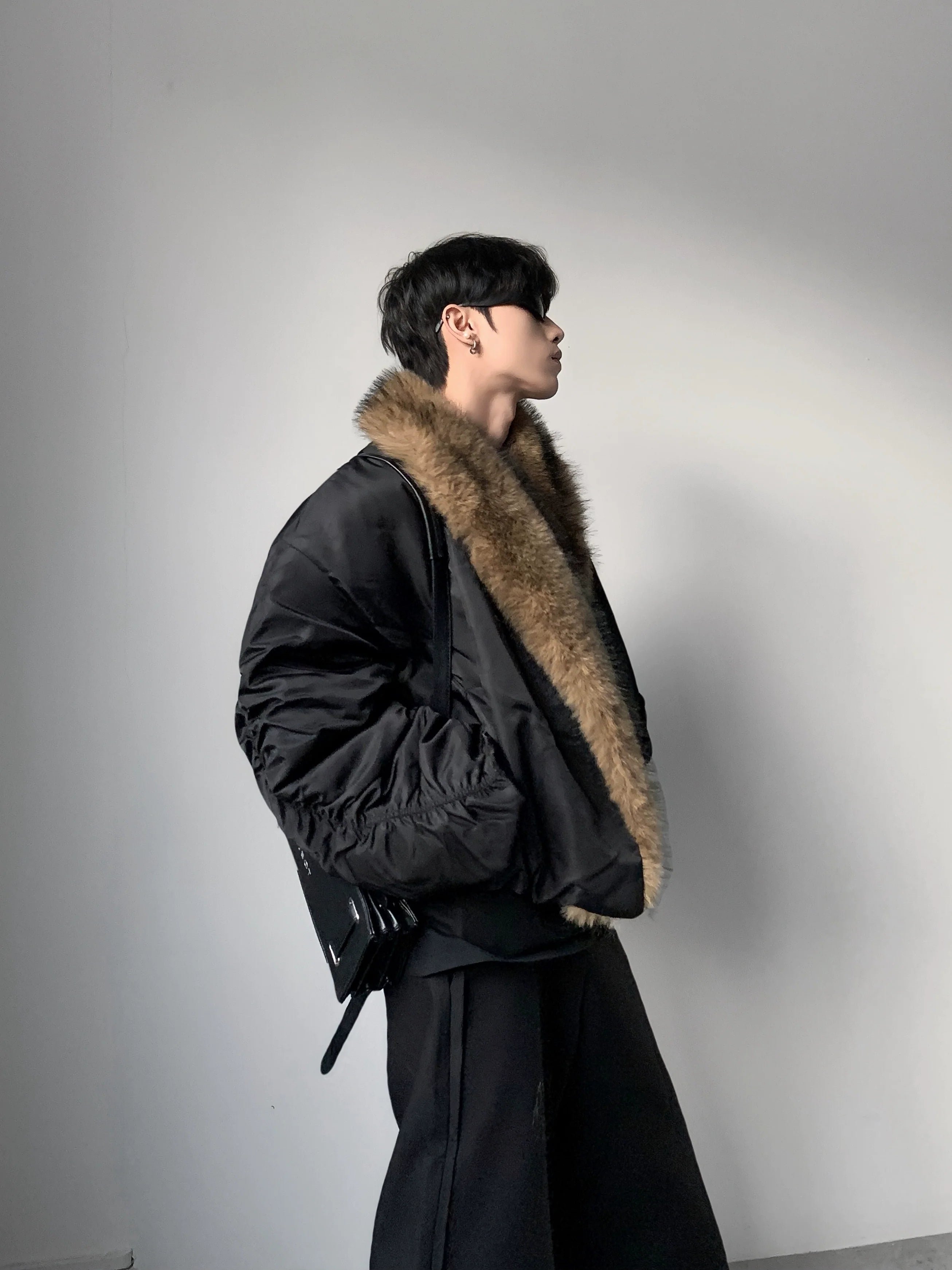 고급스러운 느낌의 풍성한 퍼 칼라가 돋보이는 남성용 겨울 산악 조각 재킷, 세련된 디자인 감각의 깔끔한 핏, 면 소재의 트렌디한 의류