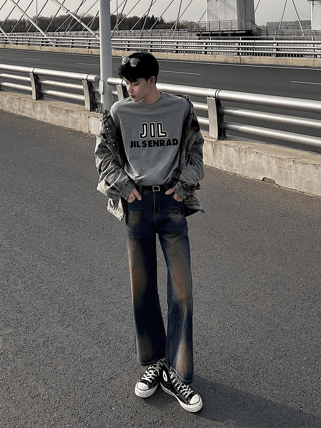 워싱 처리된 대비되는 색상의 와이드 레그 진 st1664