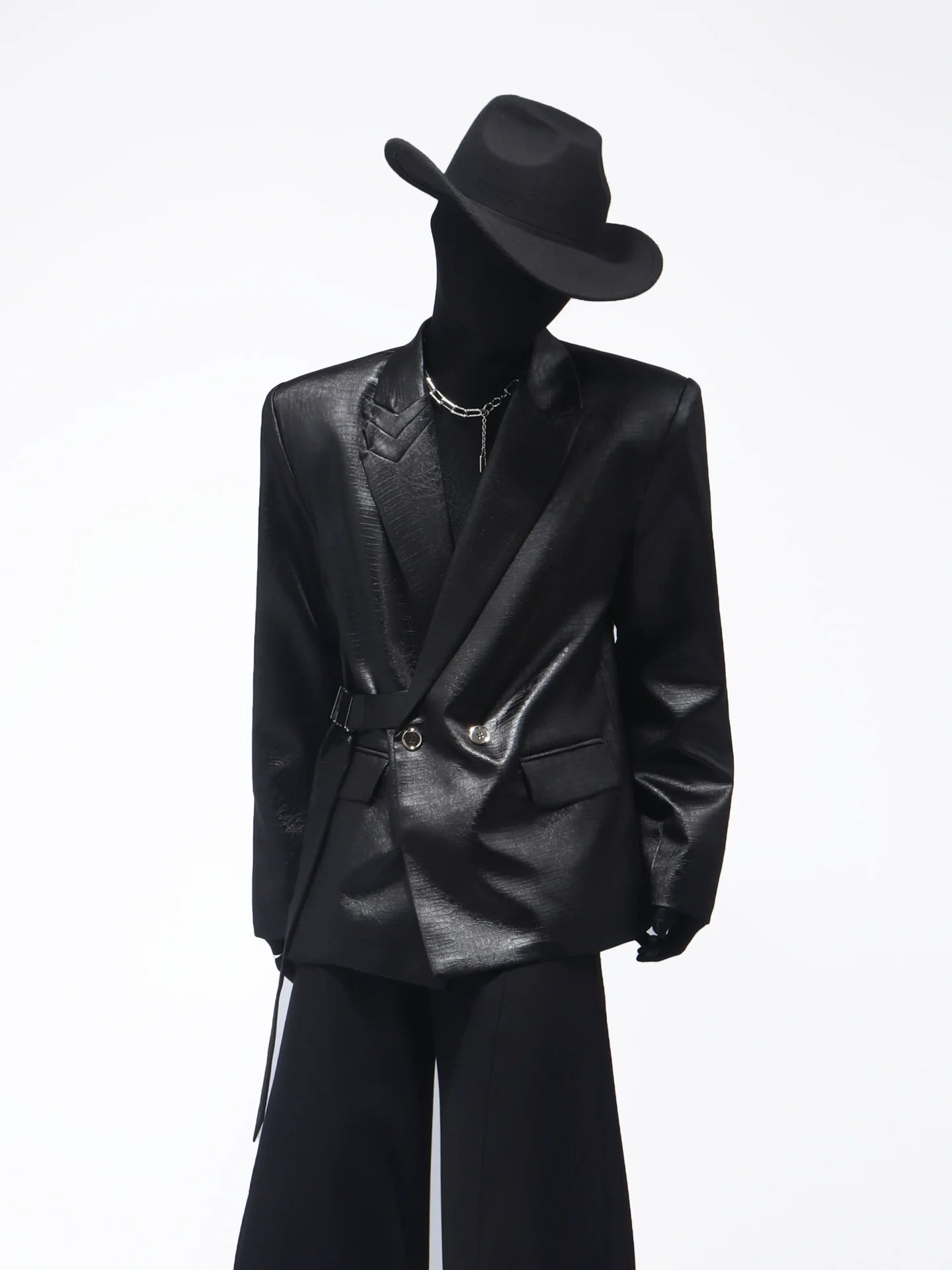 Hochwertiger, robuster Blazer mit Schulterpolstern und Schnallen im Industriestil für Herren – ein kerniger, attraktiver Anzug im Nischendesign.