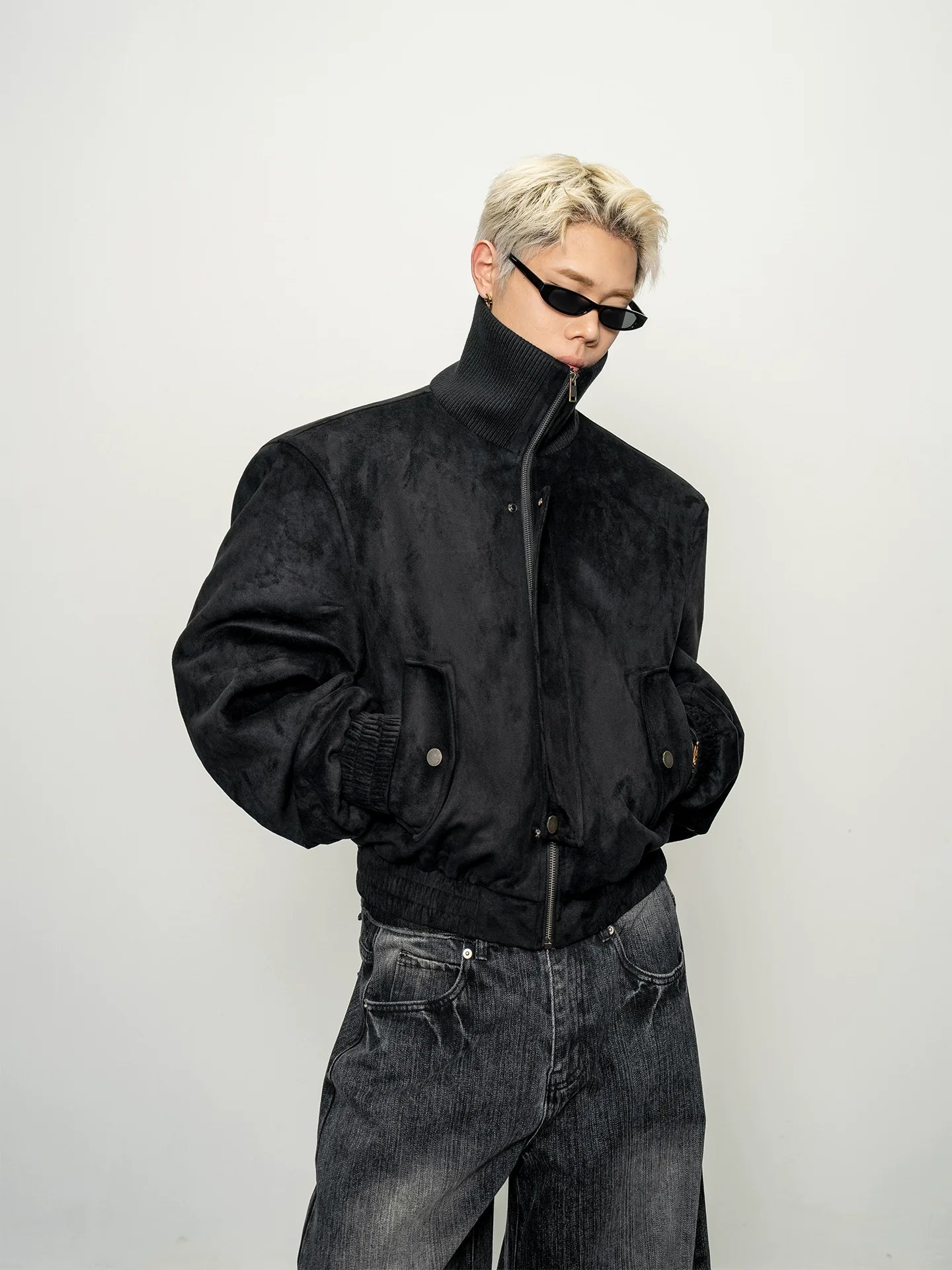 고급스러운 질감의 스웨이드 소재에 실로 짜인 터틀넥 반팔 재킷, 가을 실루엣의 어깨 패드 루즈핏 코트