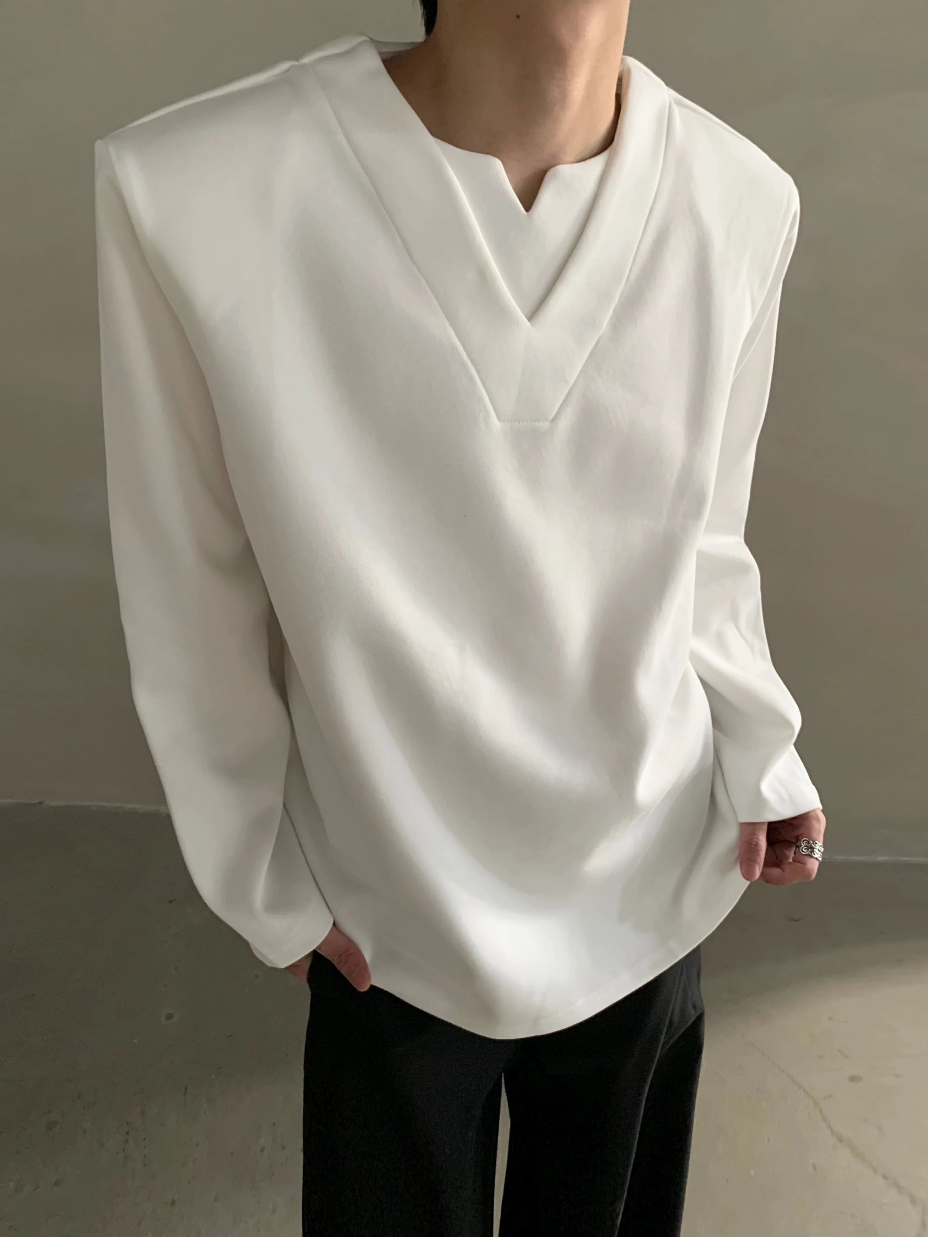 가을 고급 감성 니치 디자인 감각 브이넥 어깨 패드 긴팔 티셔츠, 남성용 활용도 높은 루즈핏