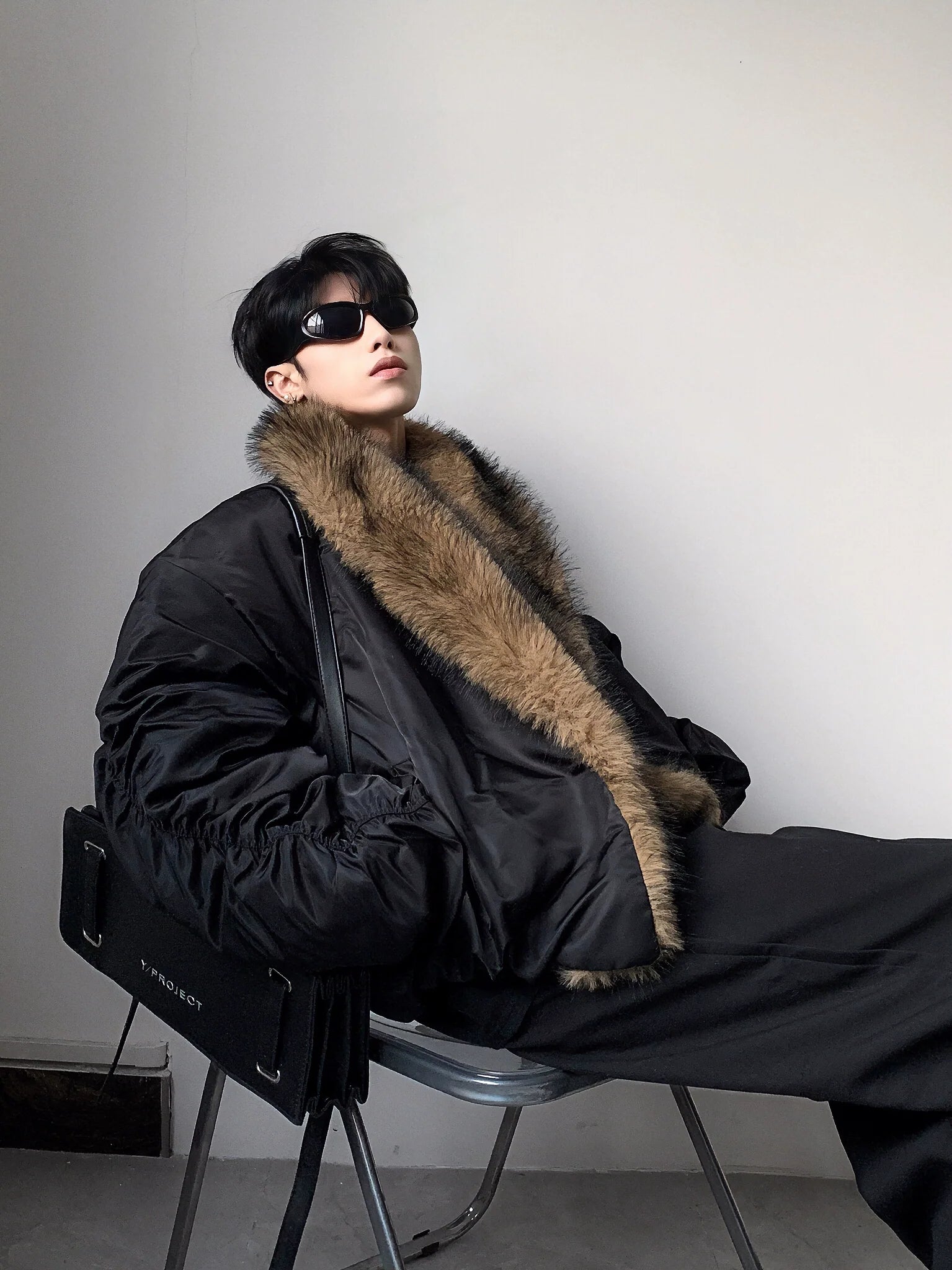 고급스러운 느낌의 풍성한 퍼 칼라가 돋보이는 남성용 겨울 산악 조각 재킷, 세련된 디자인 감각의 깔끔한 핏, 면 소재의 트렌디한 의류