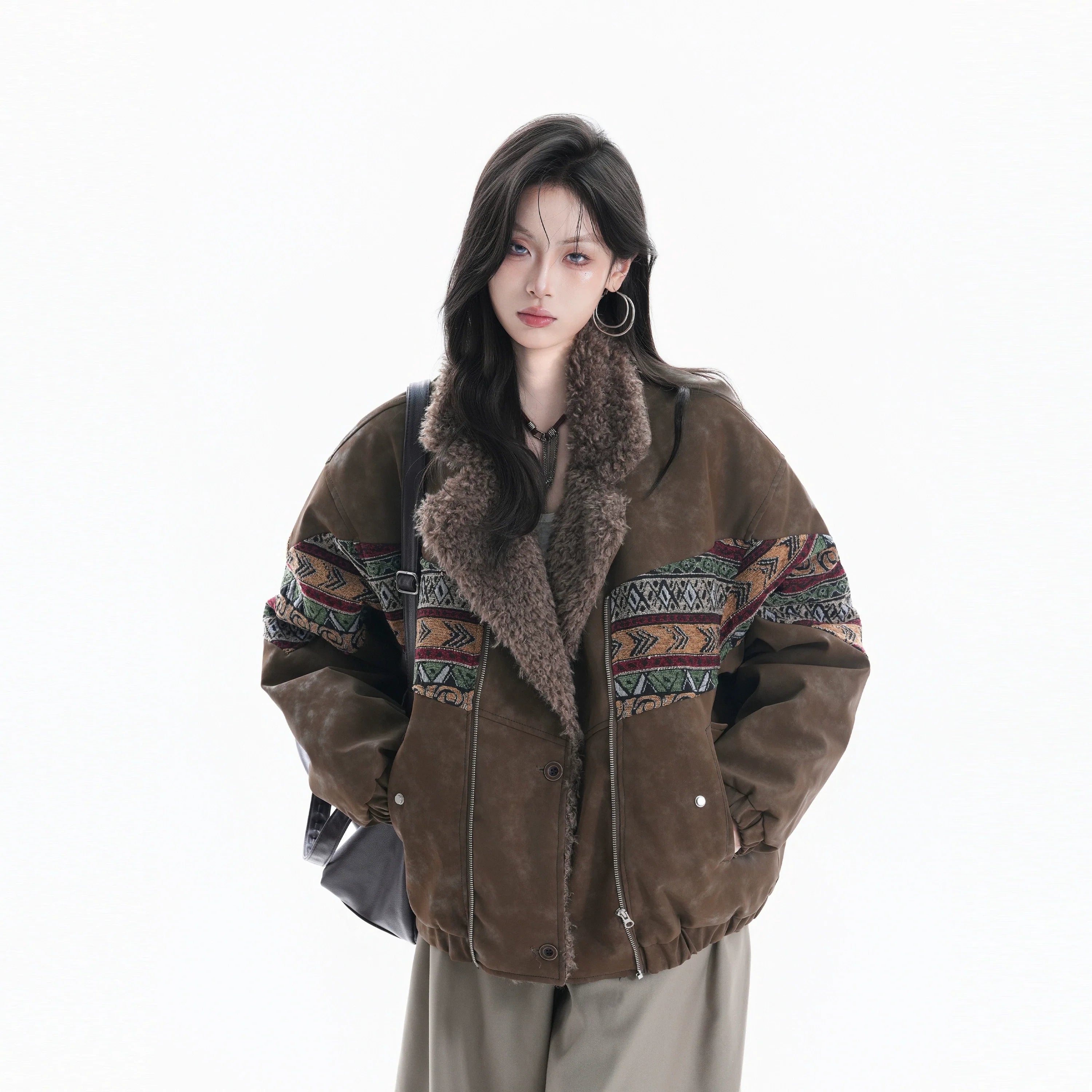 Vintage-Winterjacke im Ethno-Stil aus Baumwolle mit besticktem Pelzbesatz am Revers, Damenjacke aus Kunstwildleder.