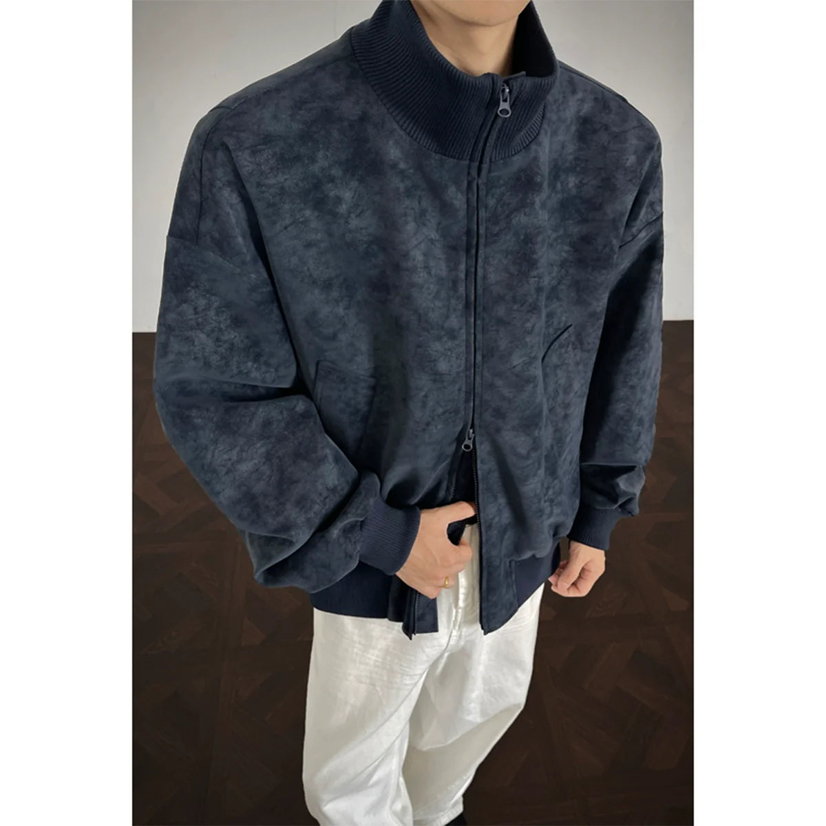 Kurze amerikanische Retro-Jacke aus PU-Leder im Batik-Look für Herren, trendige Herbstjacke der Marke Ruffian, stylische und hochwertige Bomberjacke mit Stehkragen.