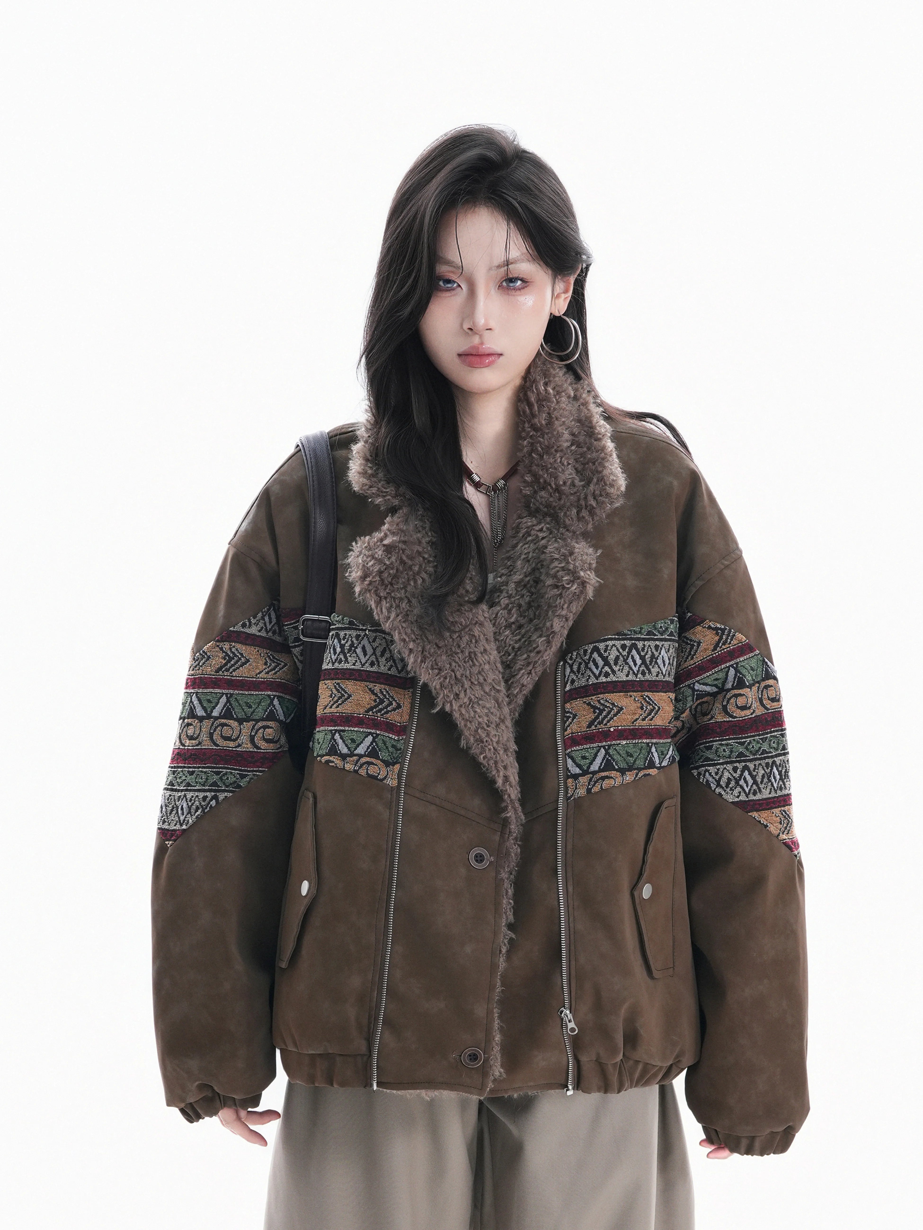 Vintage-Winterjacke im Ethno-Stil aus Baumwolle mit besticktem Pelzbesatz am Revers, Damenjacke aus Kunstwildleder.