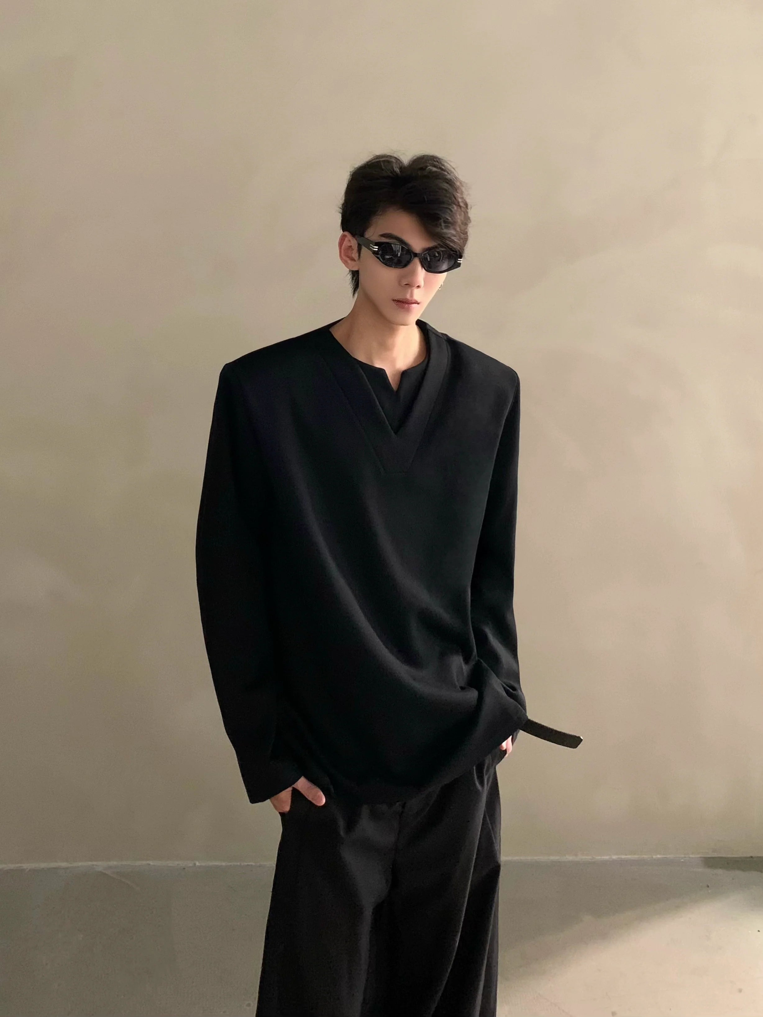 가을 고급 감성 니치 디자인 감각 브이넥 어깨 패드 긴팔 티셔츠, 남성용 활용도 높은 루즈핏