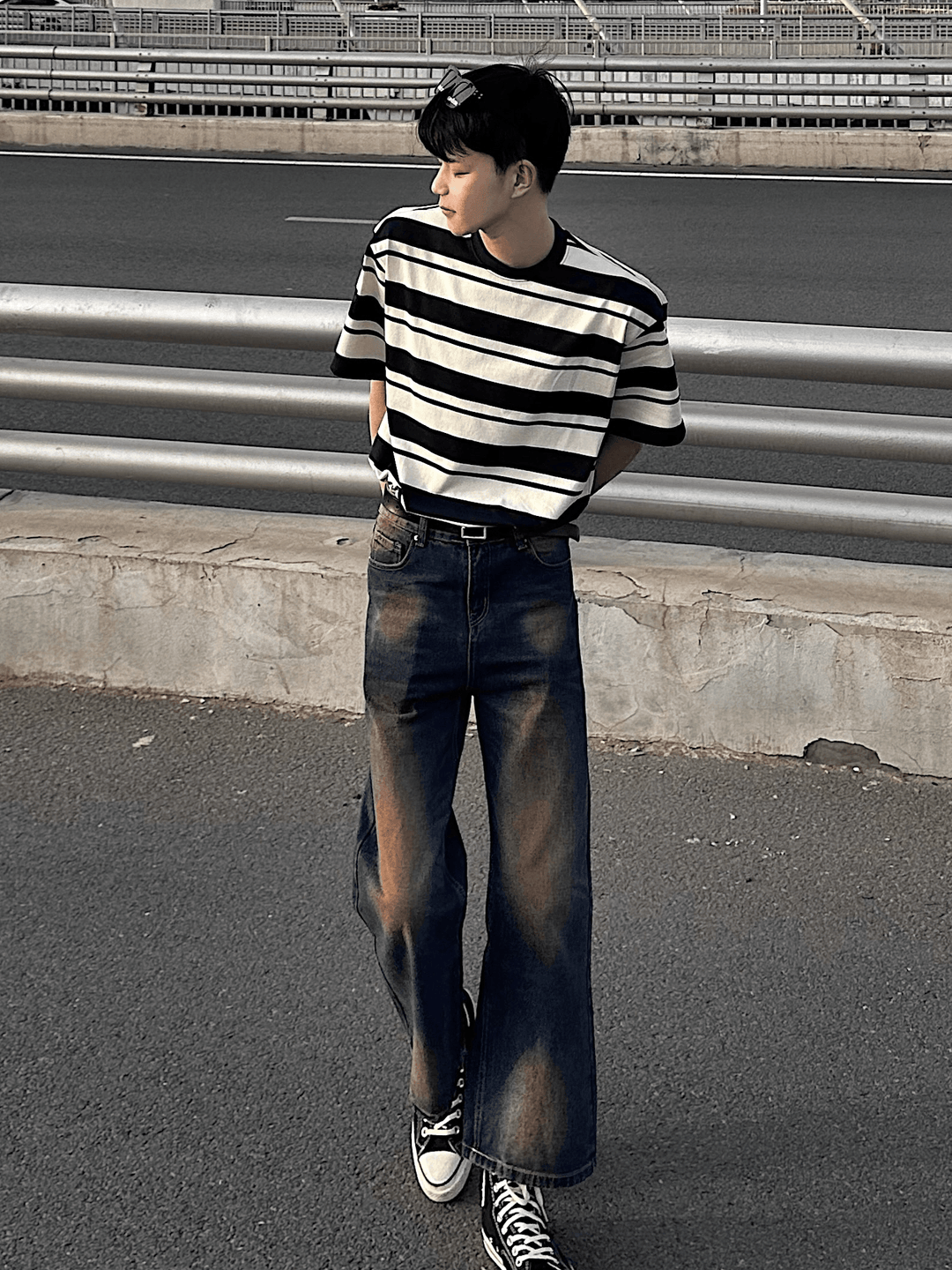 워싱 처리된 대비되는 색상의 와이드 레그 진 st1664