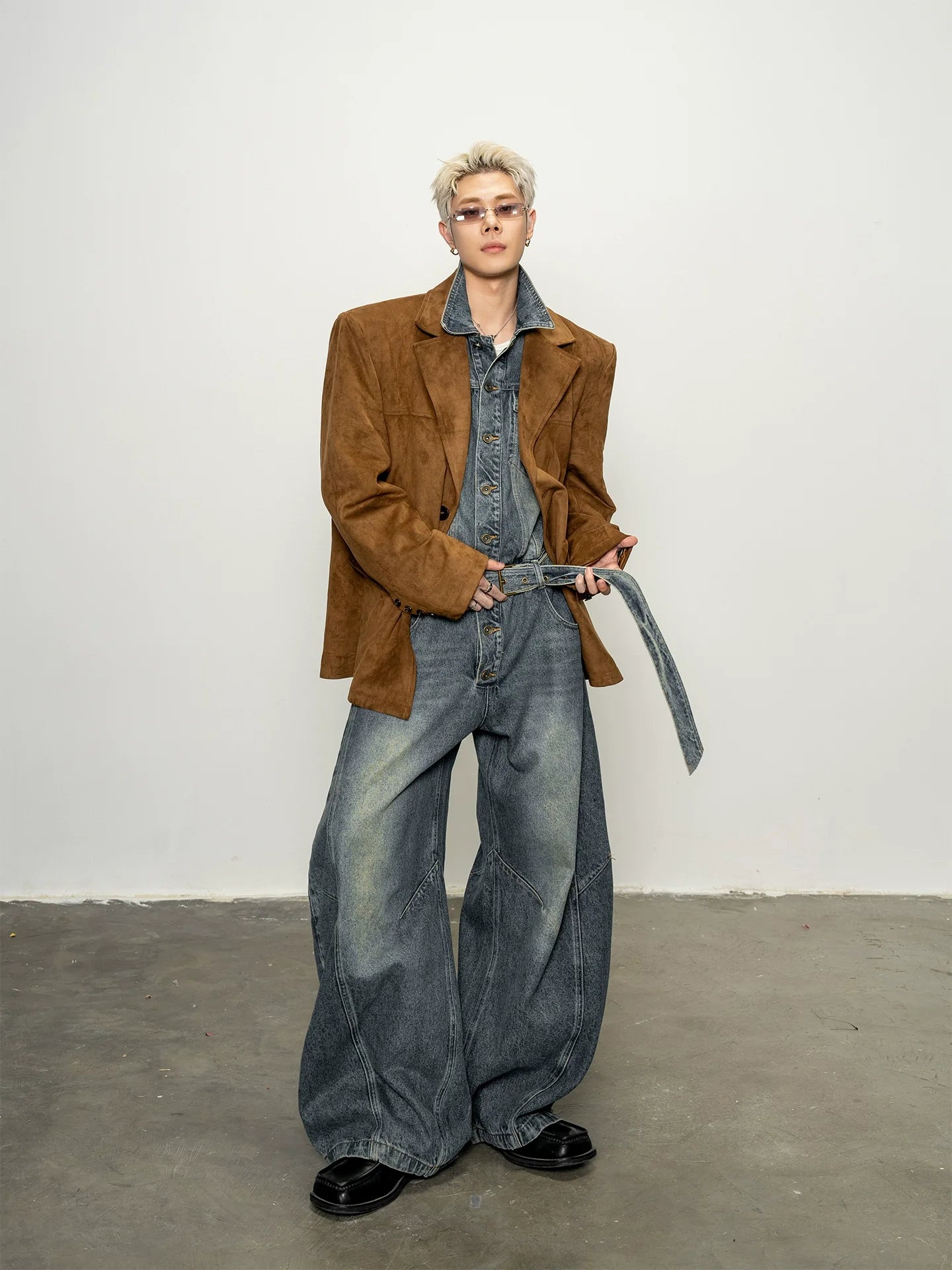 가을/겨울철 편안한 착용감을 선사하는 스웨이드 소재의 넓은 어깨 패드가 있는 남성용 마이야르 루즈핏 블레이저