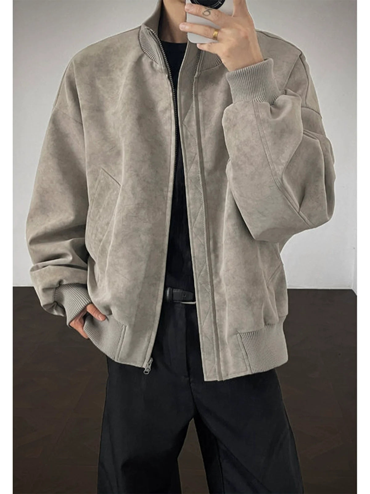 Kurze amerikanische Retro-Jacke aus PU-Leder im Batik-Look für Herren, trendige Herbstjacke der Marke Ruffian, stylische und hochwertige Bomberjacke mit Stehkragen.