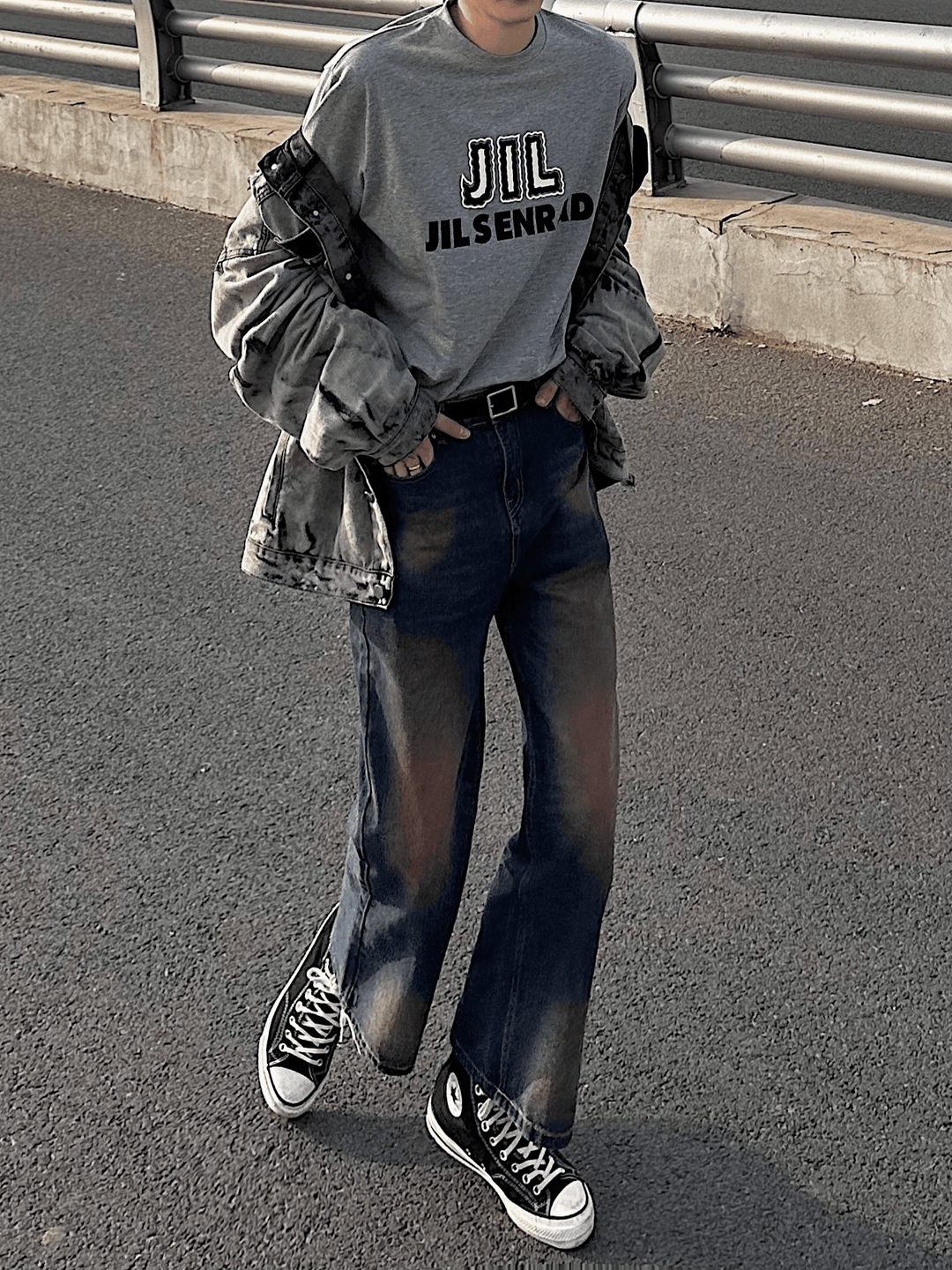 워싱 처리된 대비되는 색상의 와이드 레그 진 st1664