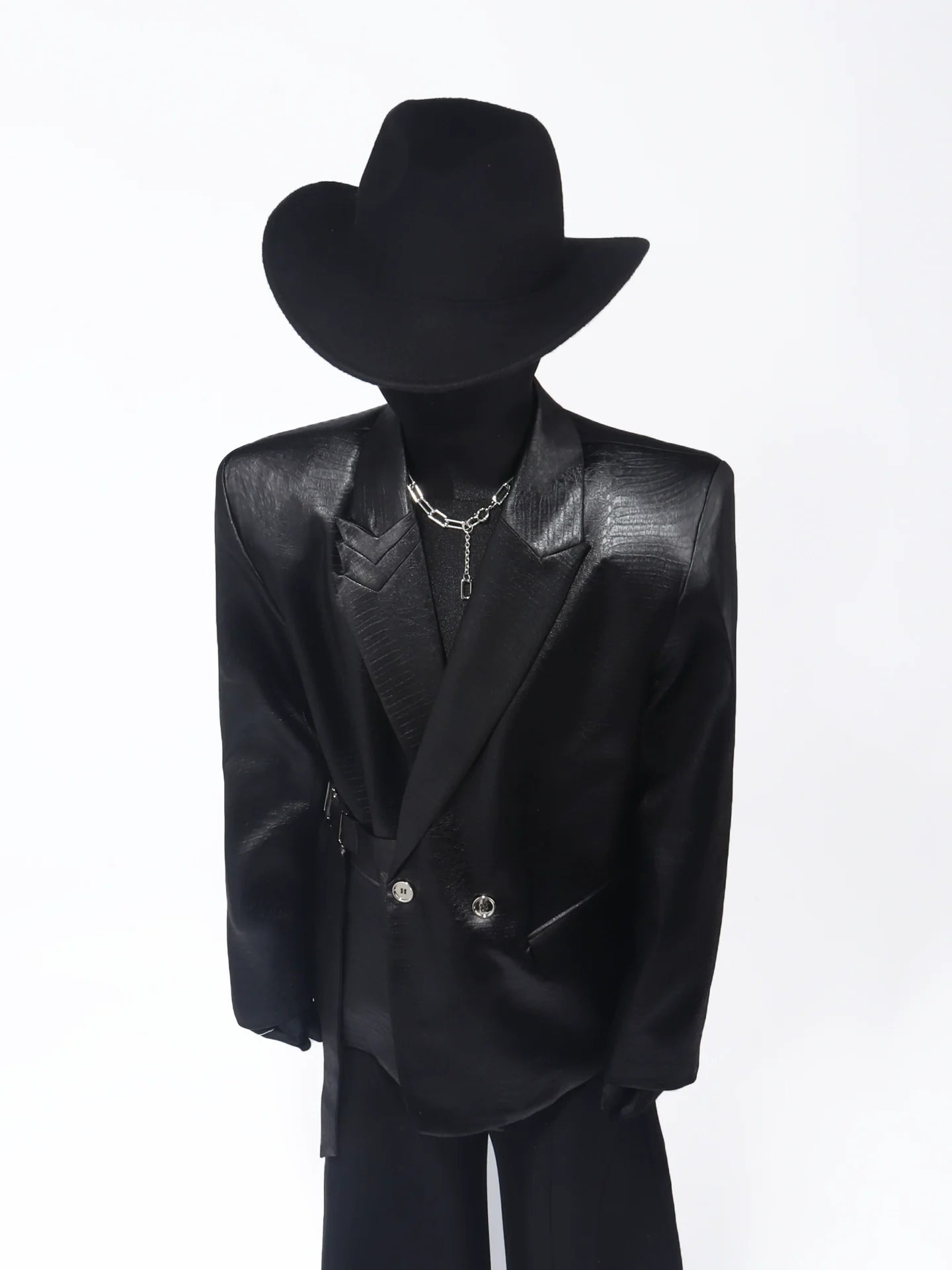 Hochwertiger, robuster Blazer mit Schulterpolstern und Schnallen im Industriestil für Herren – ein kerniger, attraktiver Anzug im Nischendesign.