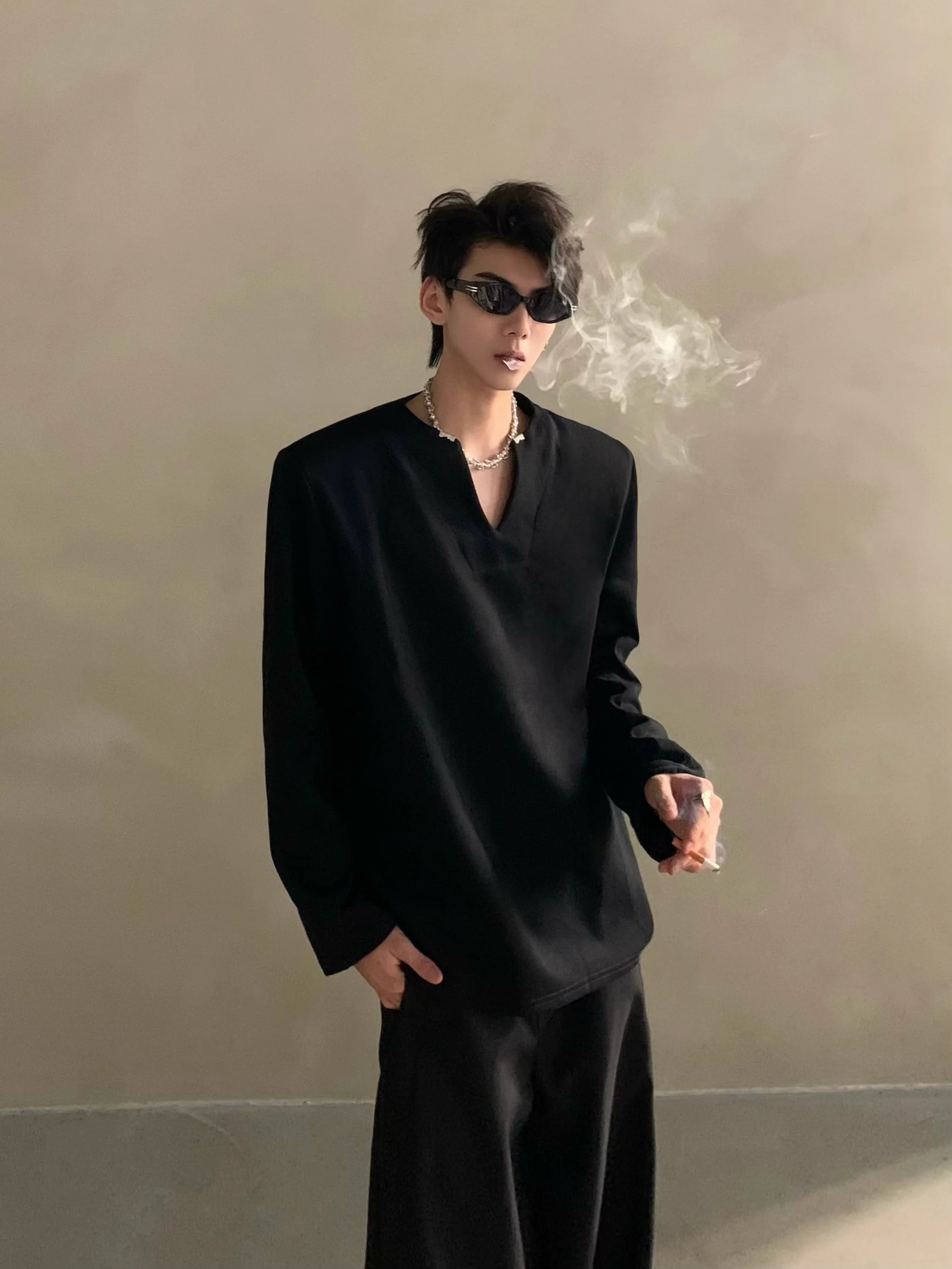 가을 고급 브이넥 금속 장식 어깨 패드 긴팔 티셔츠, 남성용 멋쟁이 루즈핏 상의