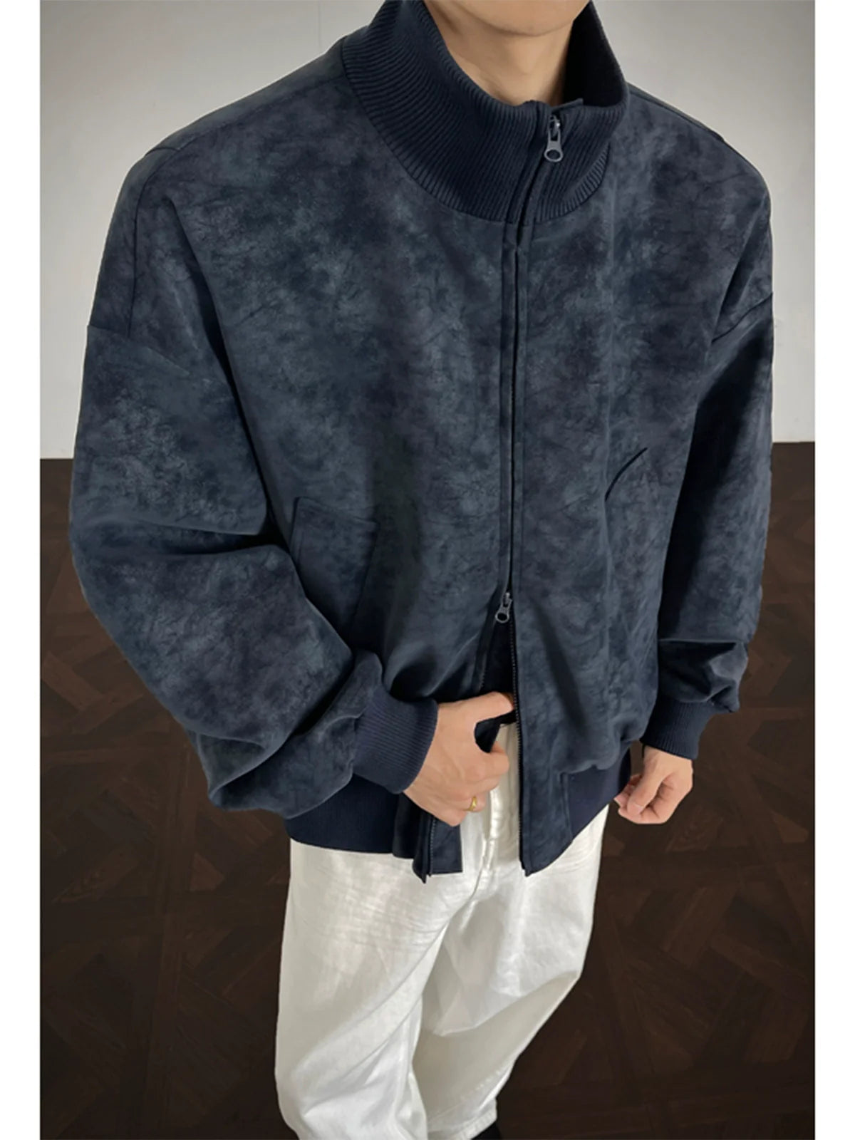 Kurze amerikanische Retro-Jacke aus PU-Leder im Batik-Look für Herren, trendige Herbstjacke der Marke Ruffian, stylische und hochwertige Bomberjacke mit Stehkragen.