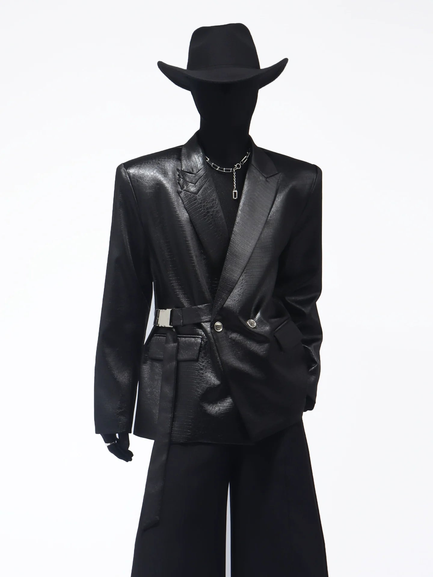 Hochwertiger, robuster Blazer mit Schulterpolstern und Schnallen im Industriestil für Herren – ein kerniger, attraktiver Anzug im Nischendesign.