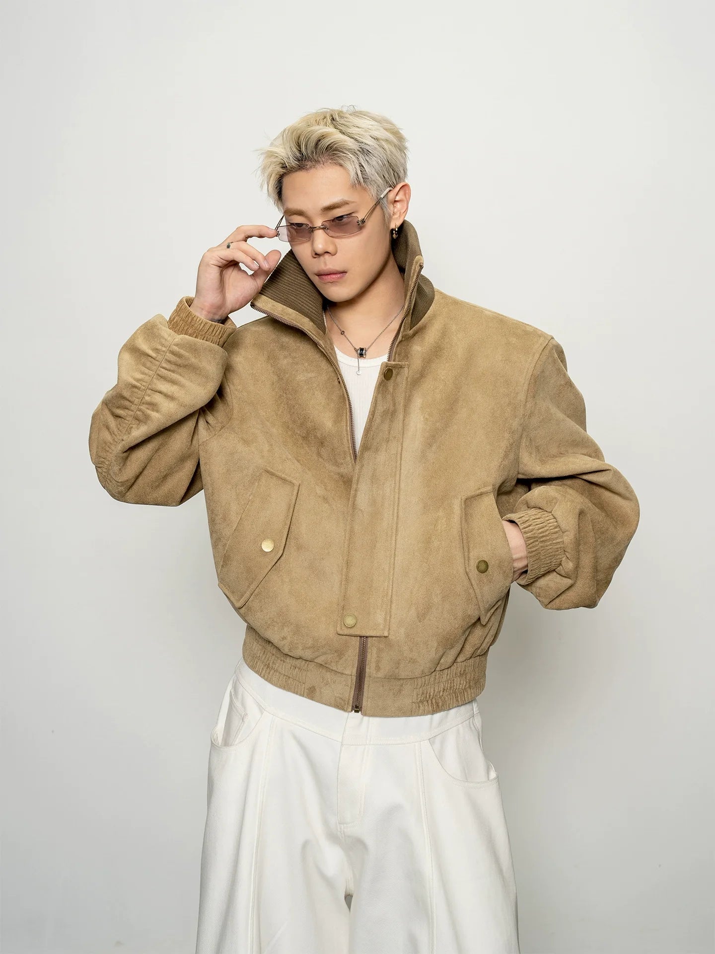 고급스러운 질감의 스웨이드 소재에 실로 짜인 터틀넥 반팔 재킷, 가을 실루엣의 어깨 패드 루즈핏 코트