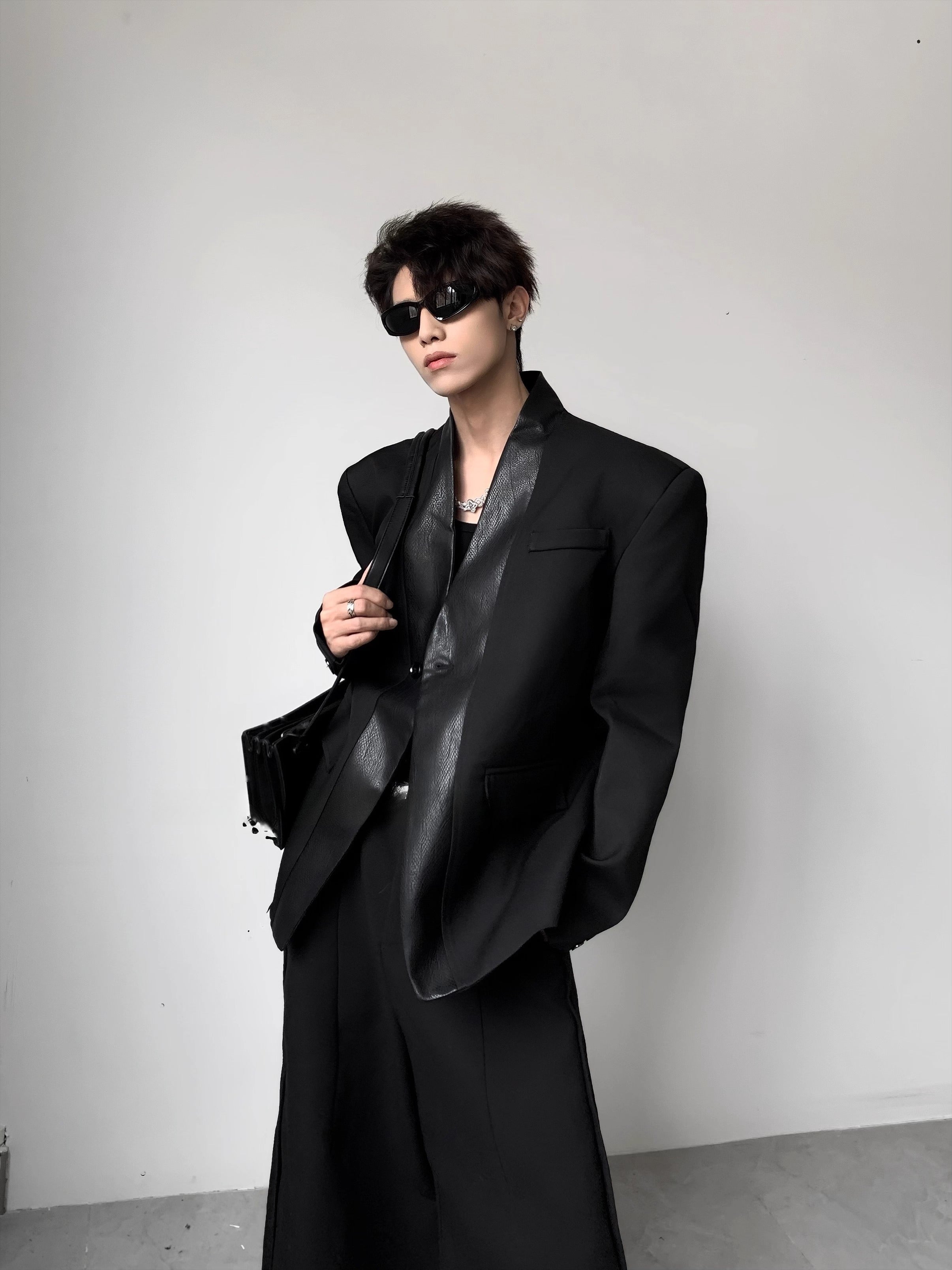 가볍고 고급스러운 가죽 소재에 브이넥과 어깨 패드가 더해진 남성용 가을 하이엔드 실루엣 블레이저입니다.