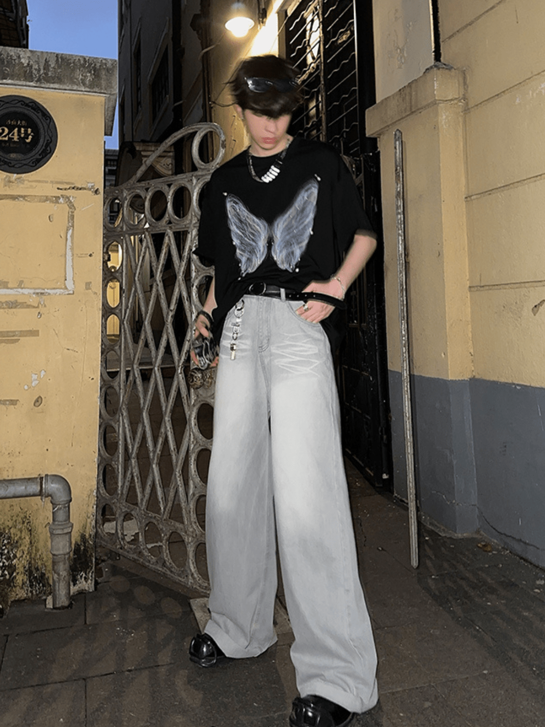 [JH HOMME] T-Shirt mit Perlen-Schmetterlingsprint st2254