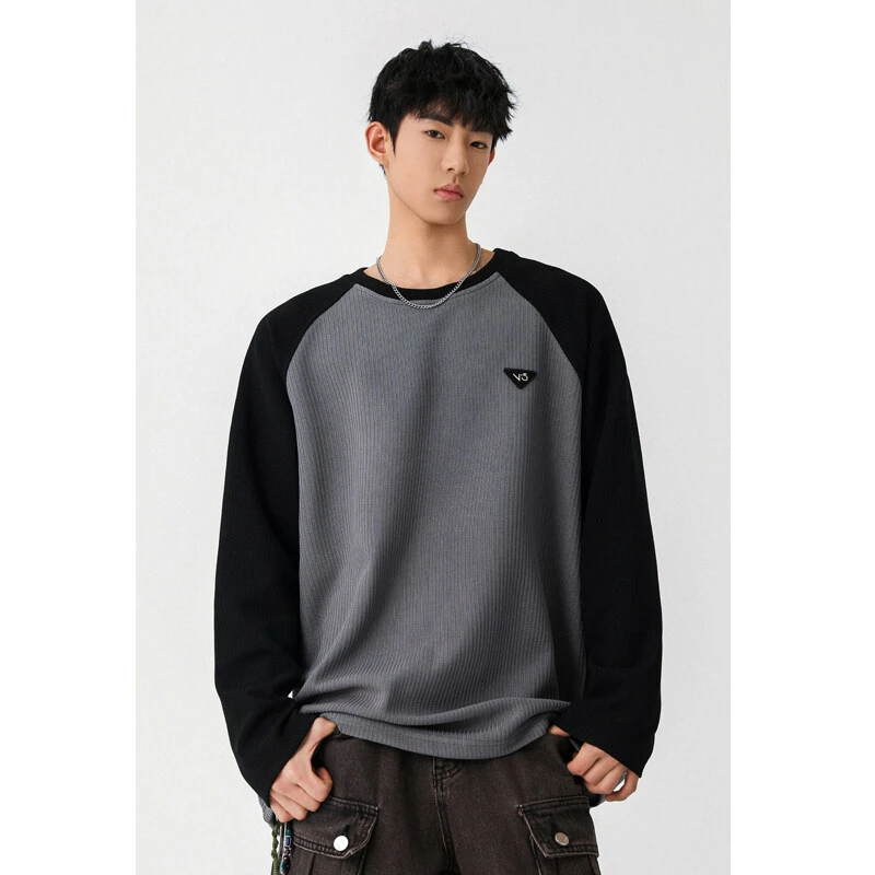 대조적인 색상과 질감의 조화가 돋보이는 라운드넥 슬림 스웨터 SIN0988 