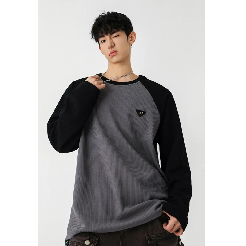 대조적인 색상과 질감의 조화가 돋보이는 라운드넥 슬림 스웨터 SIN0988 