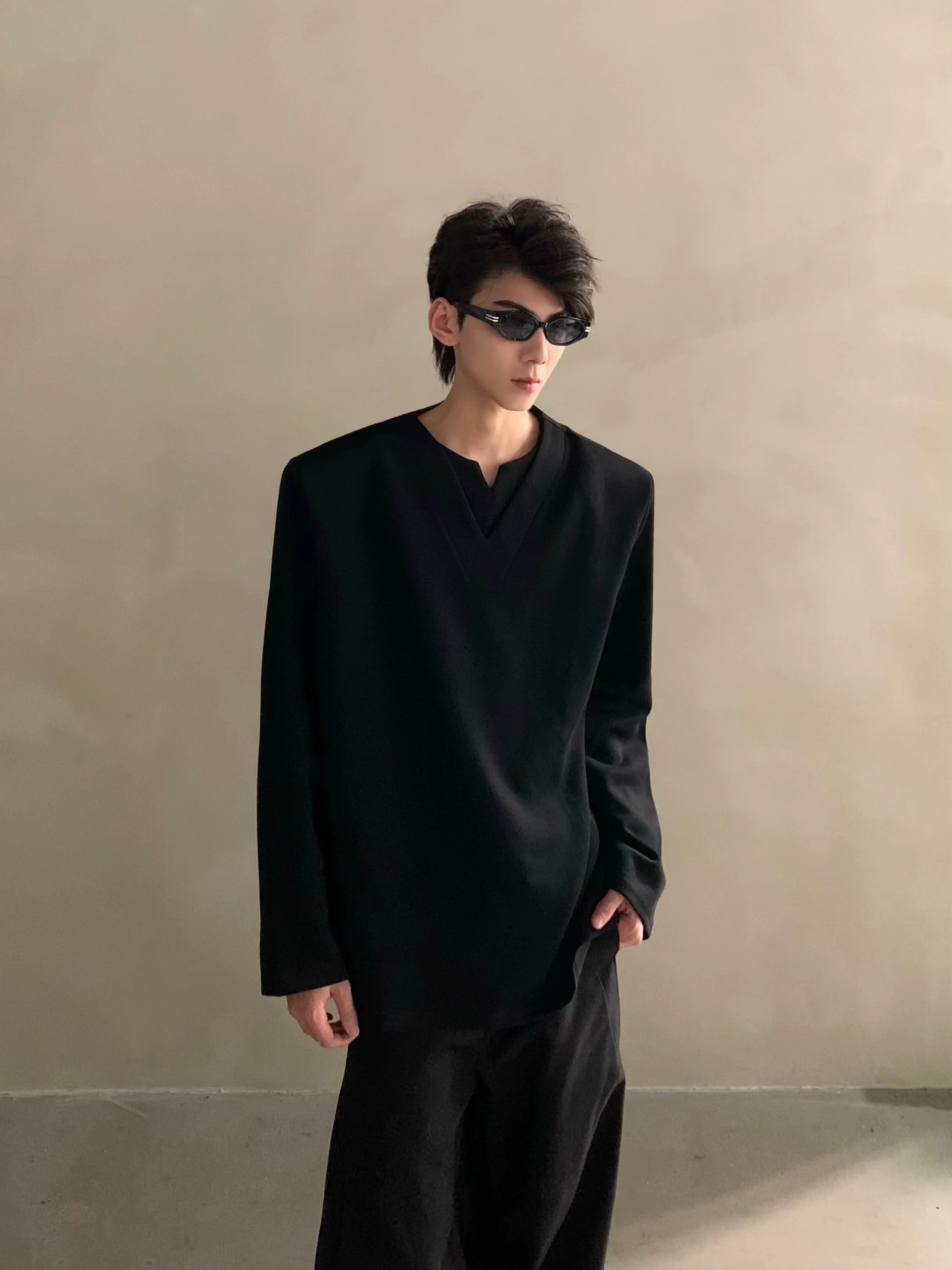 가을 고급 감성 니치 디자인 감각 브이넥 어깨 패드 긴팔 티셔츠, 남성용 활용도 높은 루즈핏 