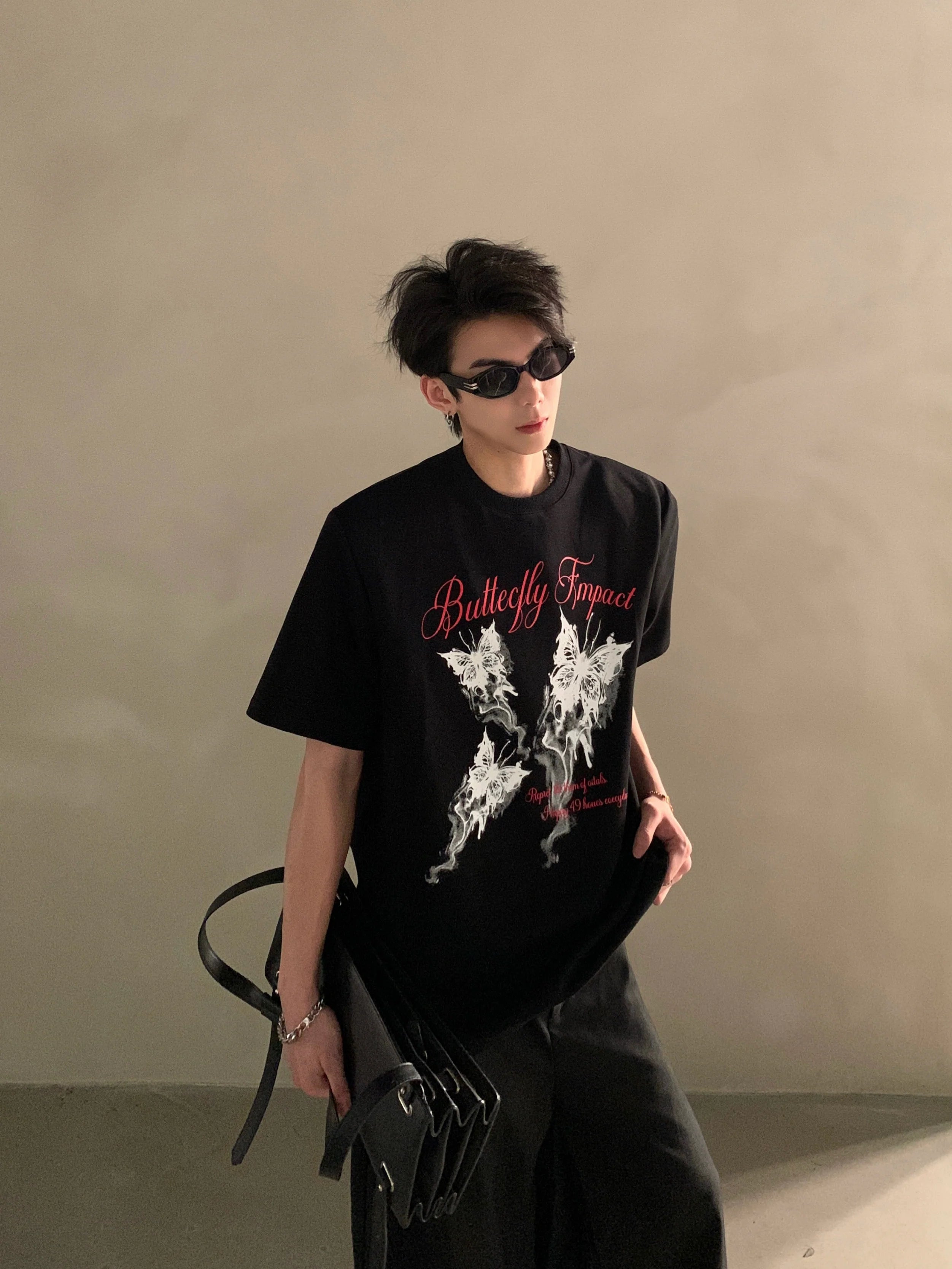 여름철 고급 트렌드를 반영한 ​​나비 프린트, 두꺼운 어깨 패드, 남성용 반팔 티셔츠, 트렌디한 디자인 