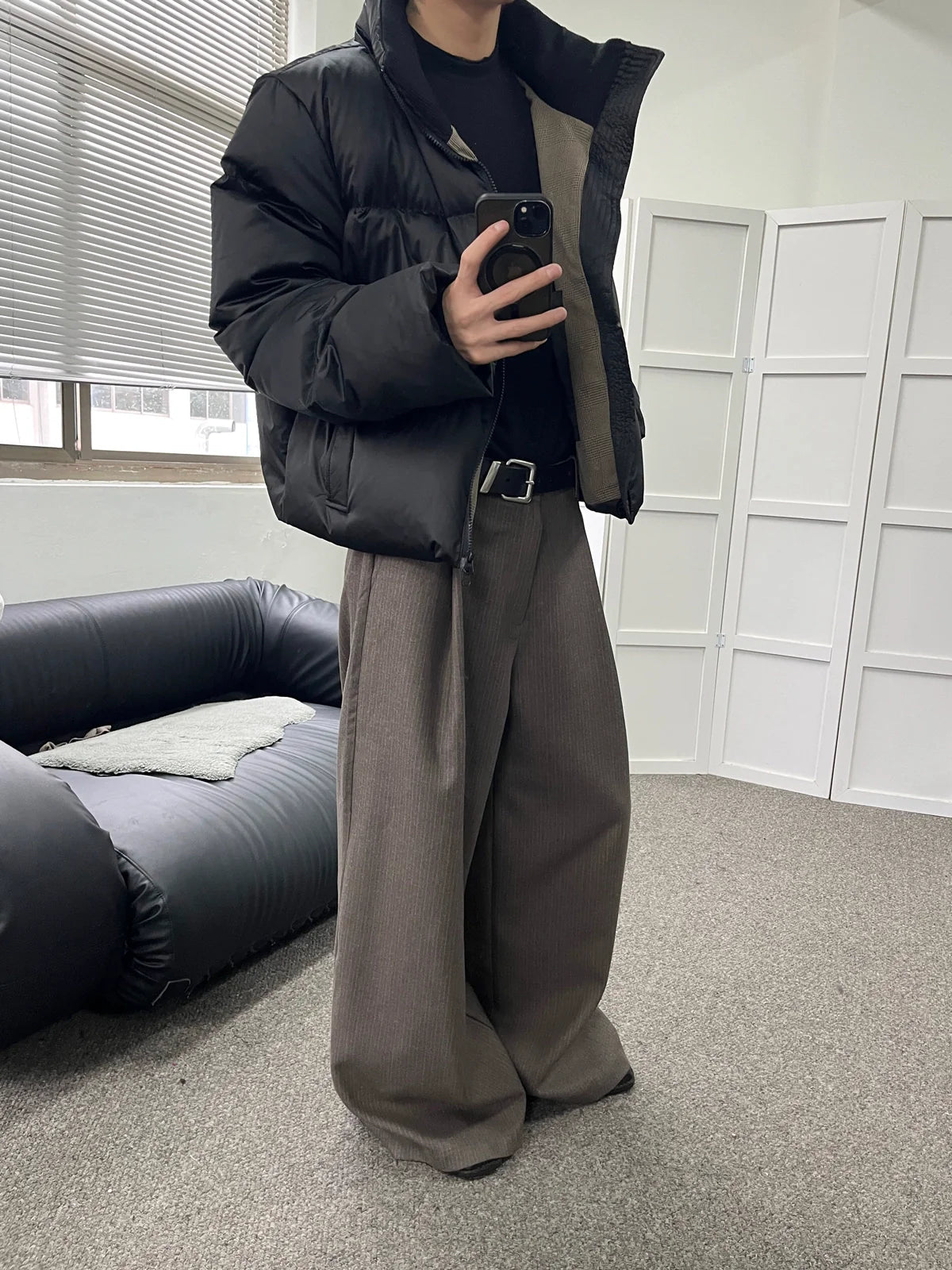 Daunenjacke mit Stehkragen, kurzem, weitem, kastenförmigem Schnitt und Satin-Glanz, Modell „Blue Light“ und „Doug“, mit 90 weißen Entendaunen 