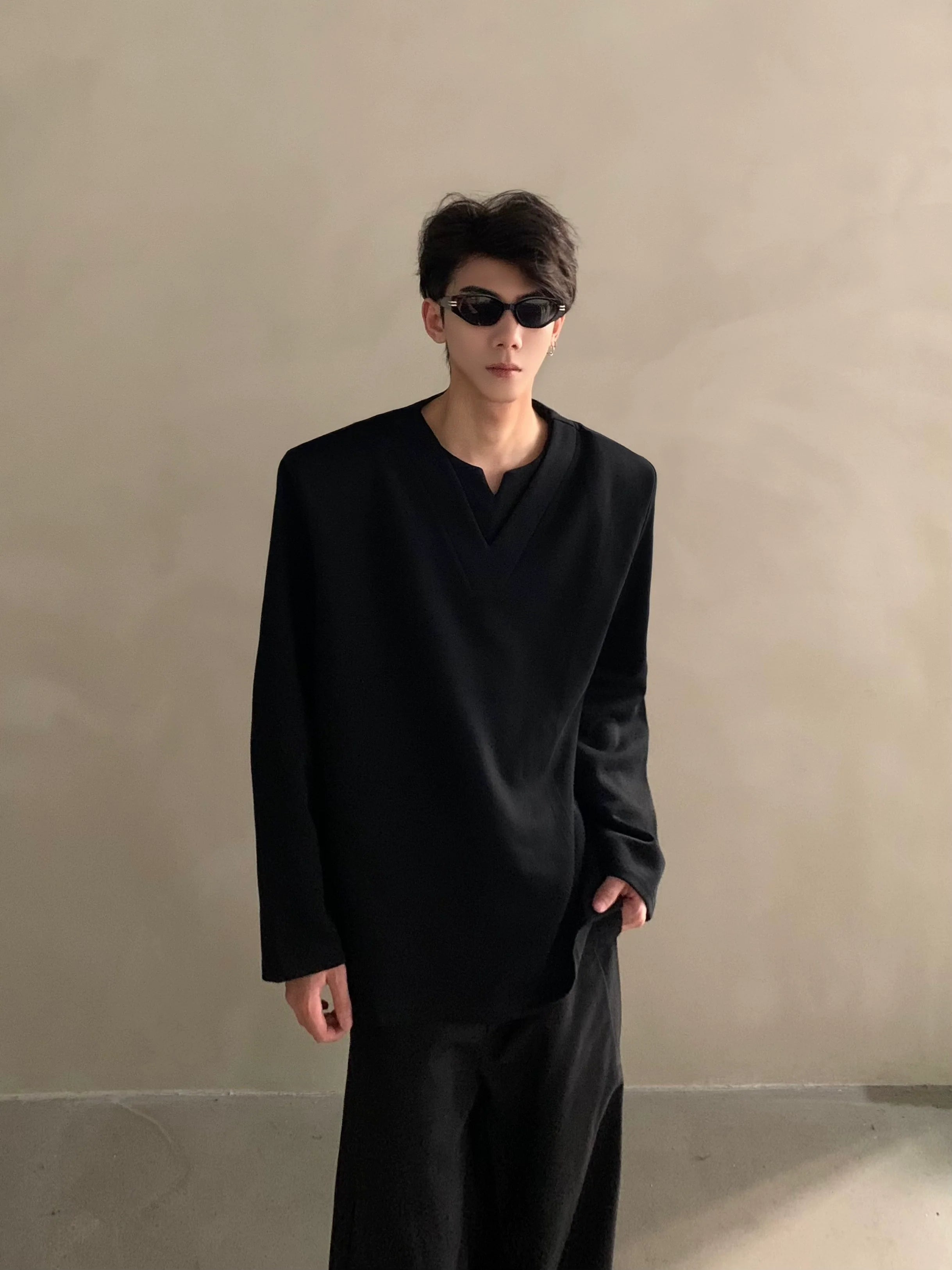 가을 고급 감성 니치 디자인 감각 브이넥 어깨 패드 긴팔 티셔츠, 남성용 활용도 높은 루즈핏 