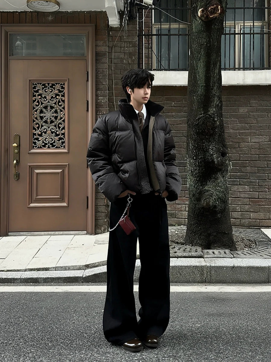 Daunenjacke mit Stehkragen, kurzem, weitem, kastenförmigem Schnitt und Satin-Glanz, Modell „Blue Light“ und „Doug“, mit 90 weißen Entendaunen 