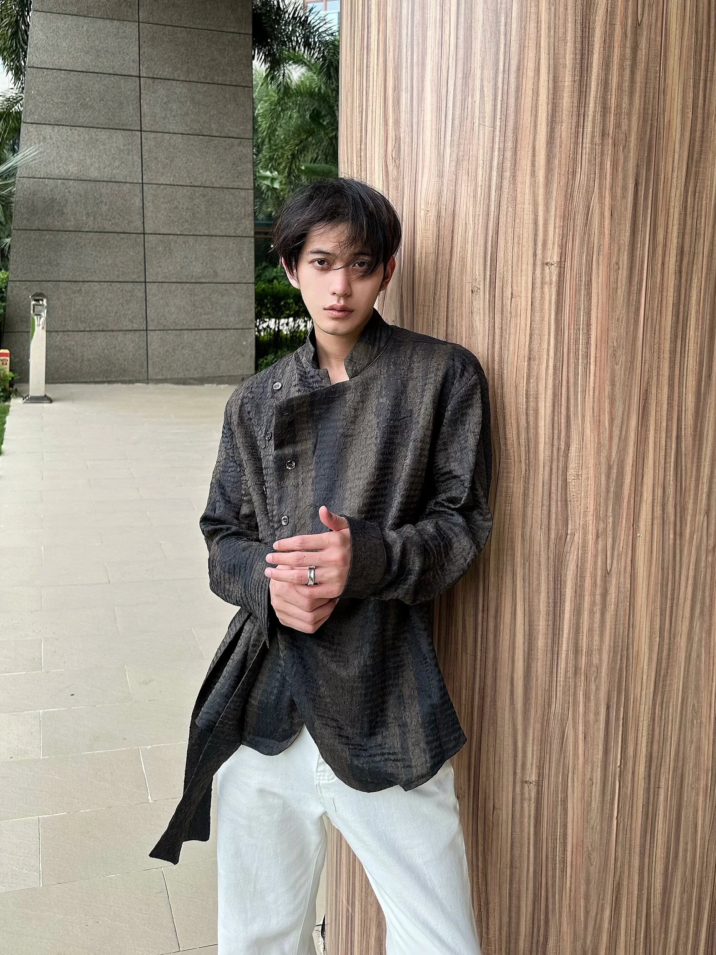 레트로 뉴 차이니즈 스타일의 옛스러운 질감, 구겨진 스트랩, 루즈핏 캐주얼, 활용도 높은 긴팔 셔츠 