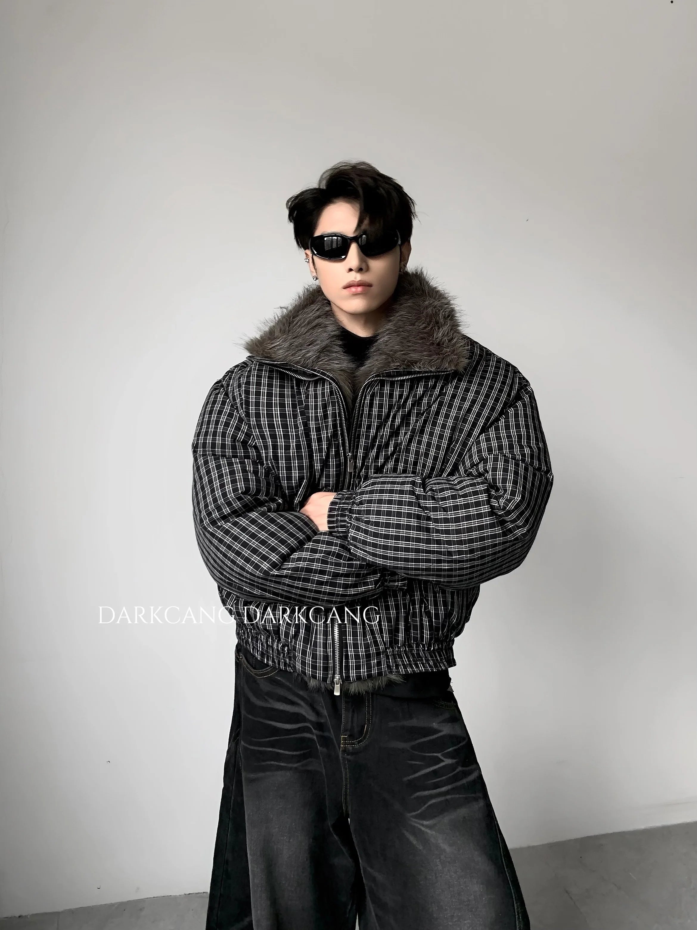 가볍고 고급스러운 따뜻한 큰 퍼 칼라, 깔끔한 핏의 남성용 패딩 면 소재 두꺼운 반팔 티셔츠, 트렌디한 스타일 