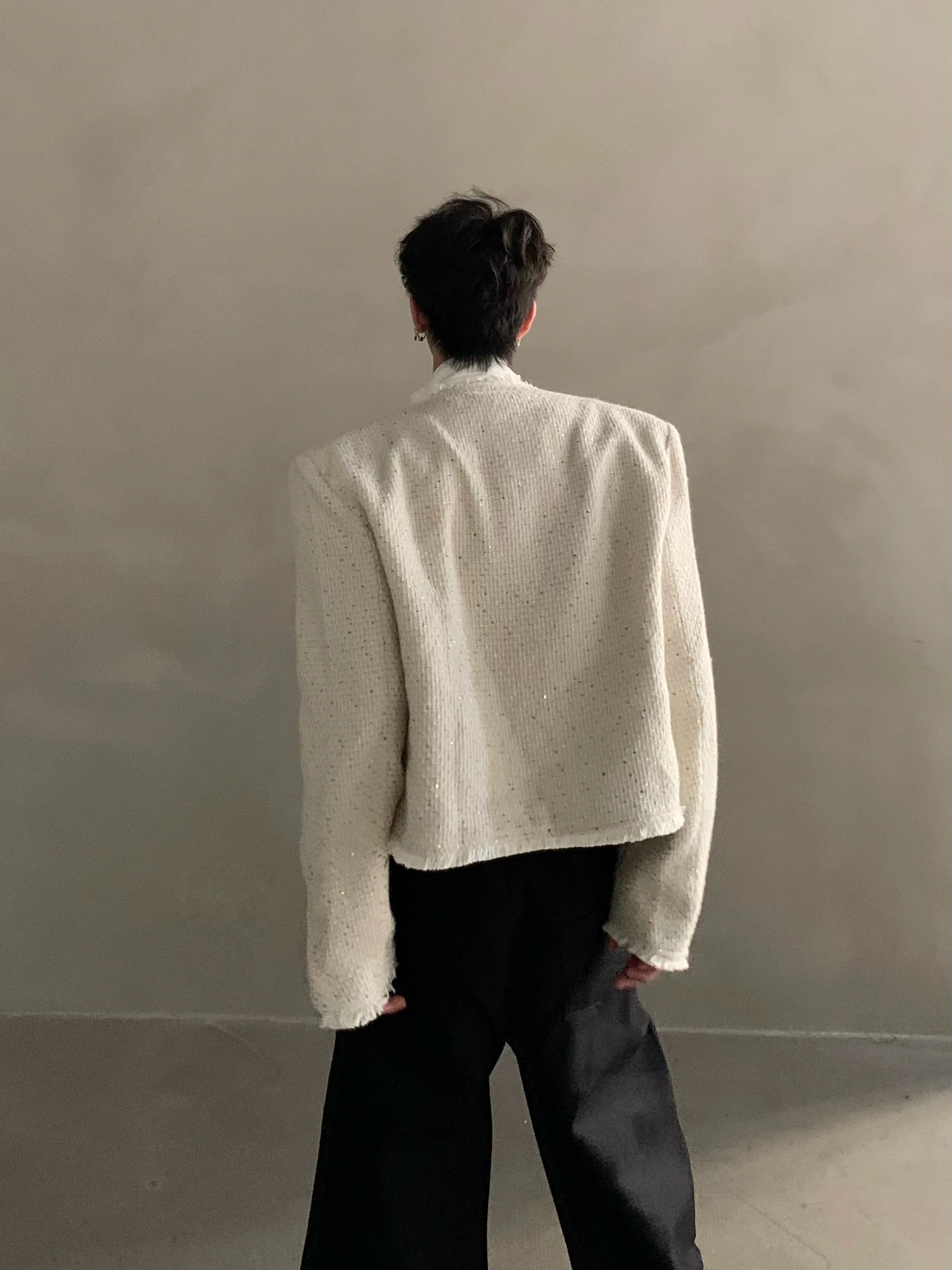 Exklusive, extravagante, mit Fransen besetzte und duftende Herrenjacke für Herbst und Winter – ein hochwertiges Modell mit kurzen, wattierten Schultern. 