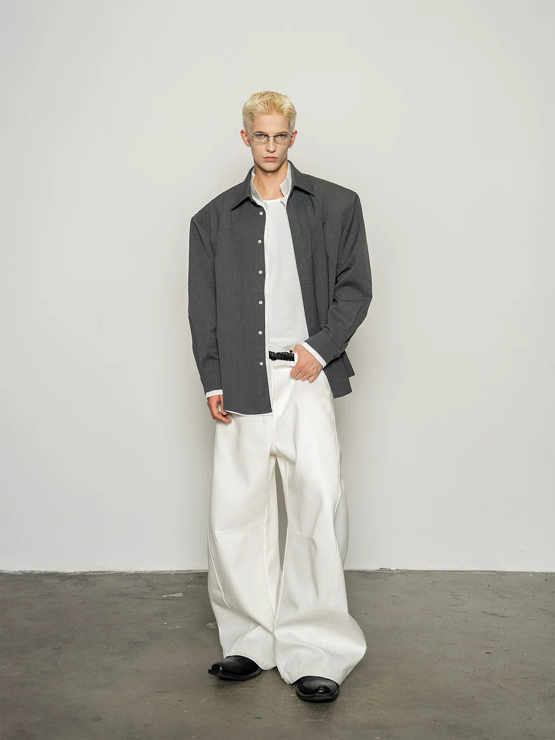 해체적인 접합 기법으로 제작된 밀크 실크 소재의 화이트 하이웨이스트 스키미터 팬츠, 주름 방지 루즈핏 와이드 레그 캐주얼 팬츠