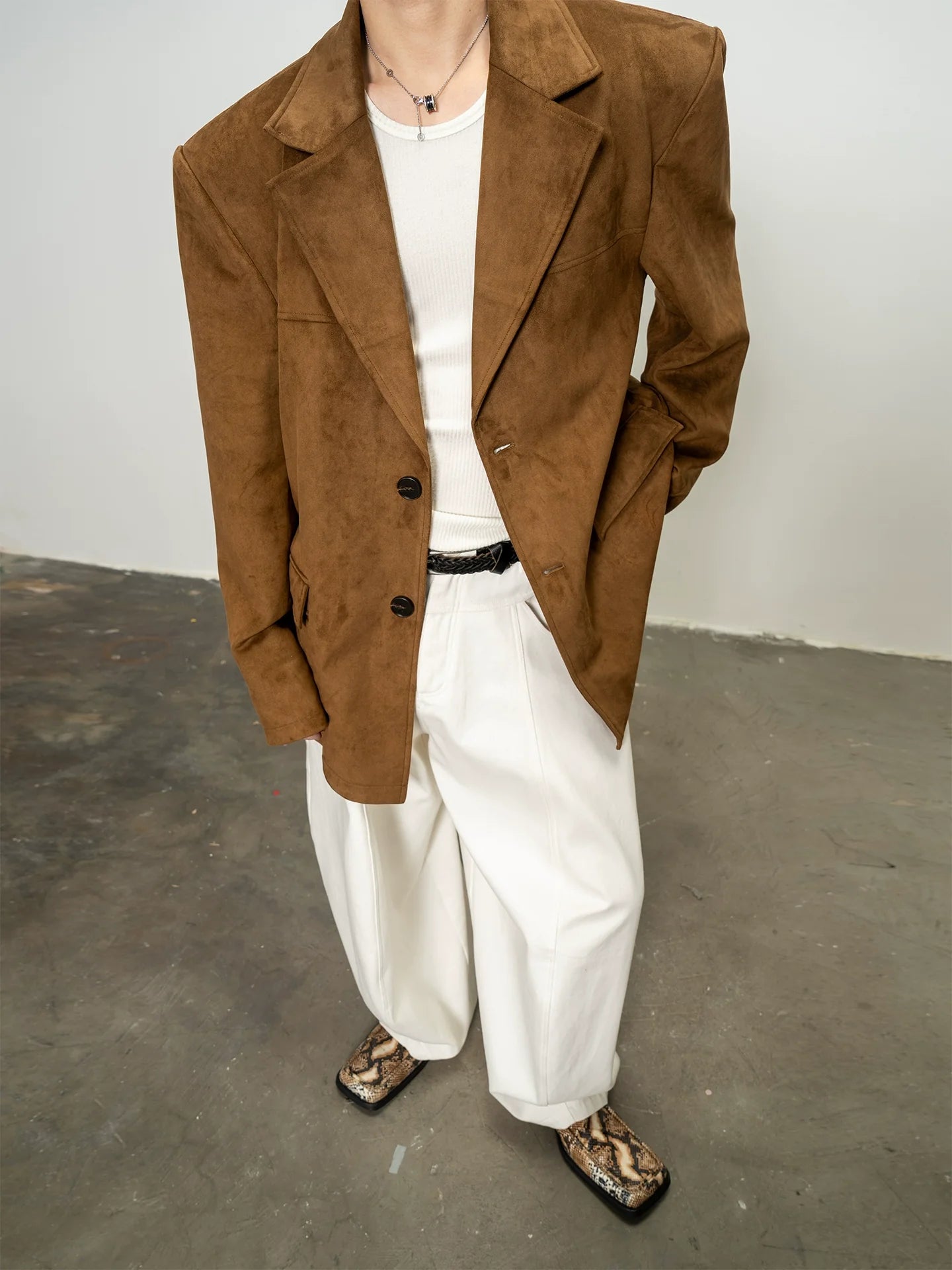 가을/겨울철 편안한 착용감을 선사하는 스웨이드 소재의 넓은 어깨 패드가 있는 남성용 마이야르 루즈핏 블레이저