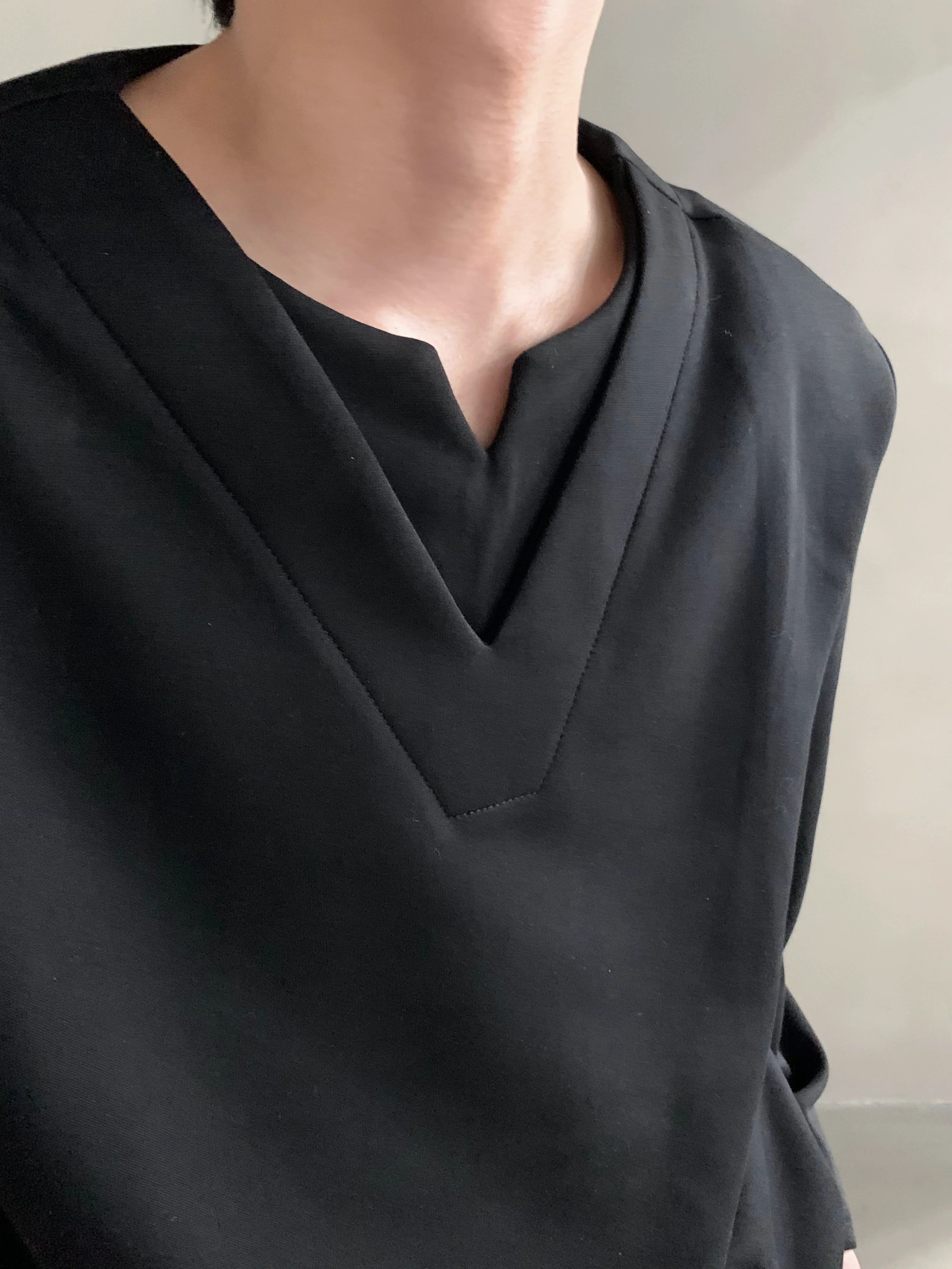 가을 고급 감성 니치 디자인 감각 브이넥 어깨 패드 긴팔 티셔츠, 남성용 활용도 높은 루즈핏 