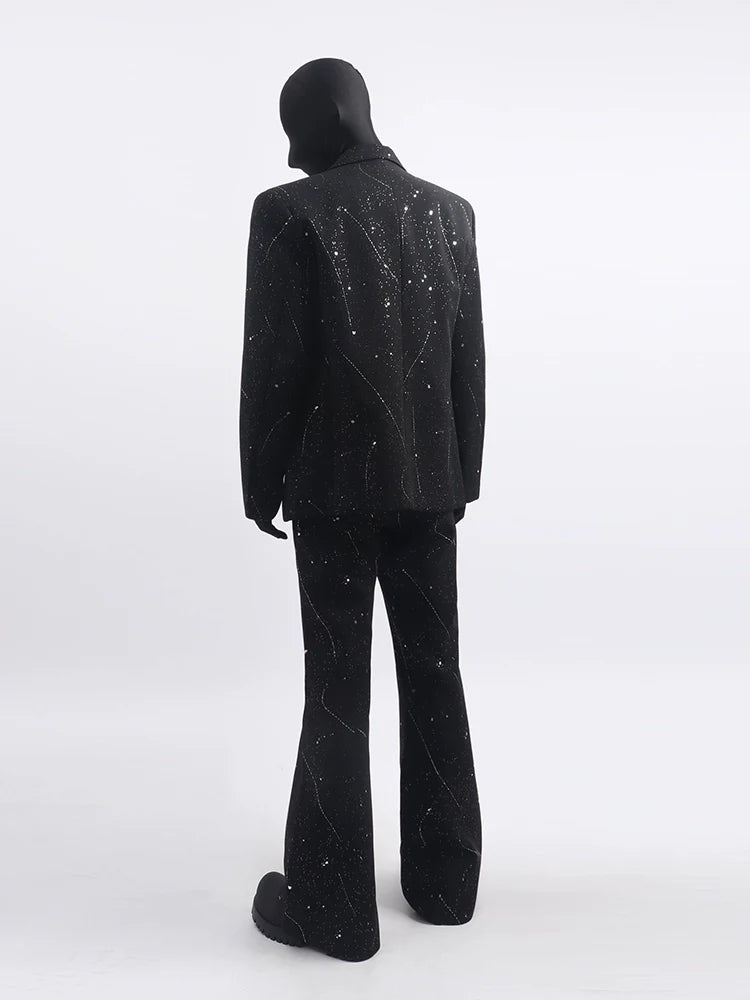 Schwarze Kleidung, gehobener Stil, Blazer mit Sternenmuster, attraktive Herrenanzüge, trendiger Anzug 