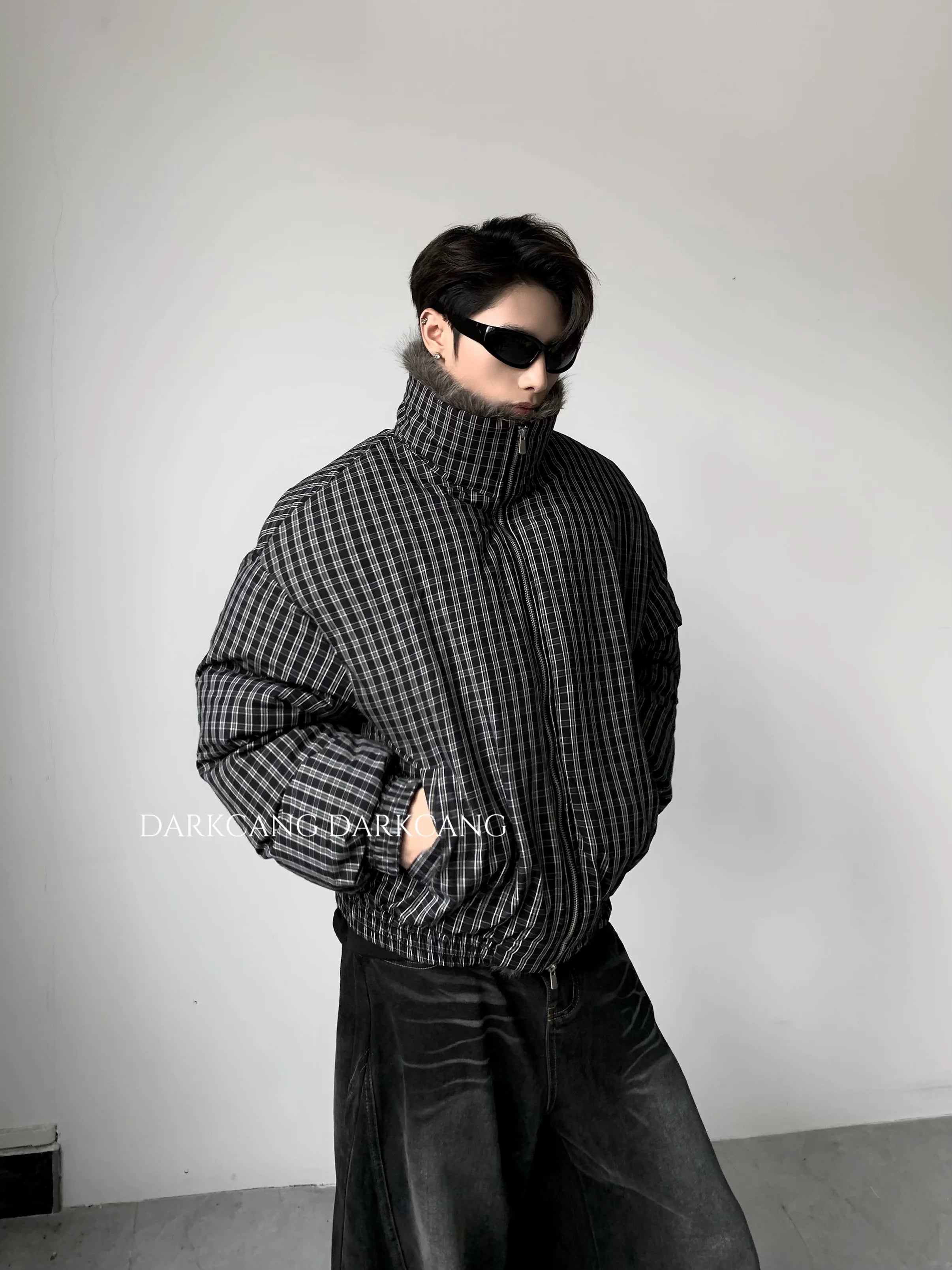 가볍고 고급스러운 따뜻한 큰 퍼 칼라, 깔끔한 핏의 남성용 패딩 면 소재 두꺼운 반팔 티셔츠, 트렌디한 스타일 