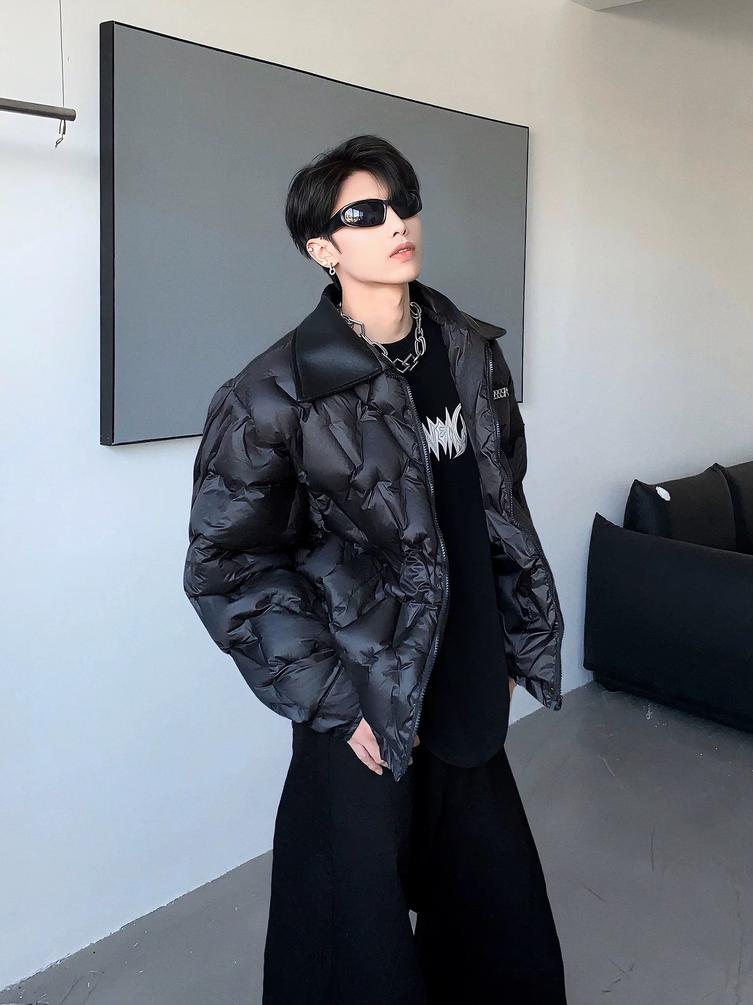 라펠이 돋보이는 고급스러운 클린핏 남성용 겨울 면 재킷, 도톰한 면 소재로 디자인되었습니다.